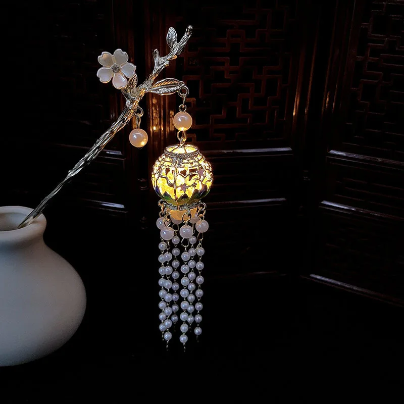 Ancient-style landscape lanterns, glowing hairpins, coiled hairpins, walking head ornaments, hair accessories
Ancient-style landscape lanterns, glowing hairpins, coiled hairpins, walking head ornaments, hair accessories