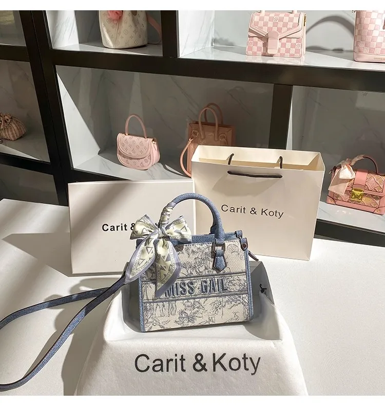 Chinese Embroidery Floral Clutch Purse Luxury Textured Blue Denim Women Handbag Large Capacity Casual Tote Bag Messenger Bag
Chinese Embroidery Floral Clutch Purse Luxury Textured Blue Denim Women Handbag Large Capacity Casual Tote Bag Messenger Bag