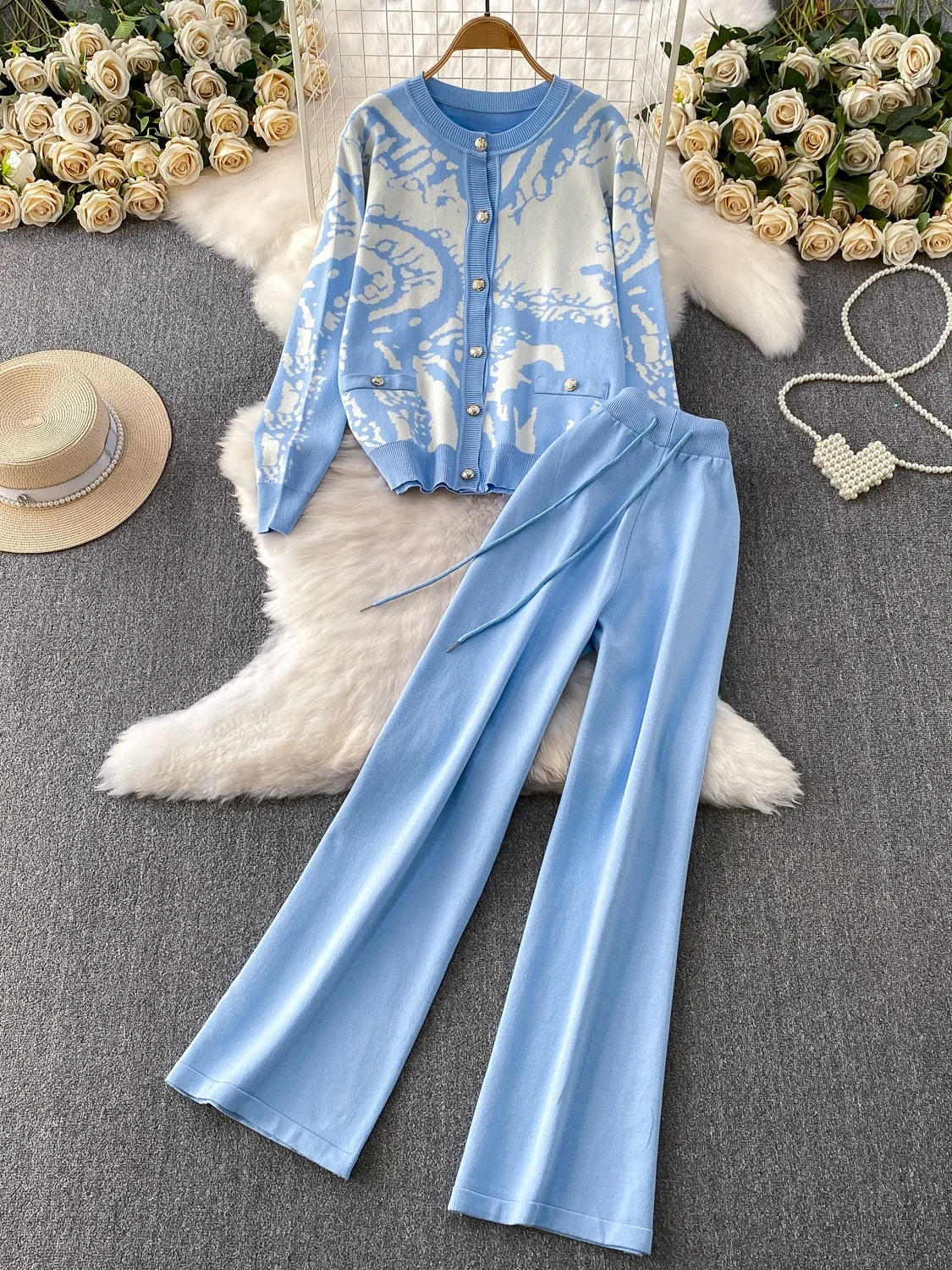 Модный вязаный комплект с вышивкой, женский осенне-зимний свободный крой, широкие брюки с высокой талией, круглый топ, наряд больших размеров
Модный вязаный комплект с вышивкой, женский осенне-зимний свободный крой, широкие брюки с высокой талией, круглый топ, наряд больших размеров