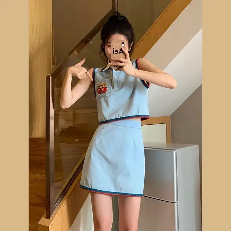 2025 Summer New Fashionable Casual Sleeveless Top Set for Women 2025 Summer New Sweet Cool Versatile Top and Skirt Two-piece Set
2025 Summer New Fashionable Casual Sleeveless Top Set for Women 2025 Summer New Sweet Cool Versatile Top and Skirt Two-piece Set