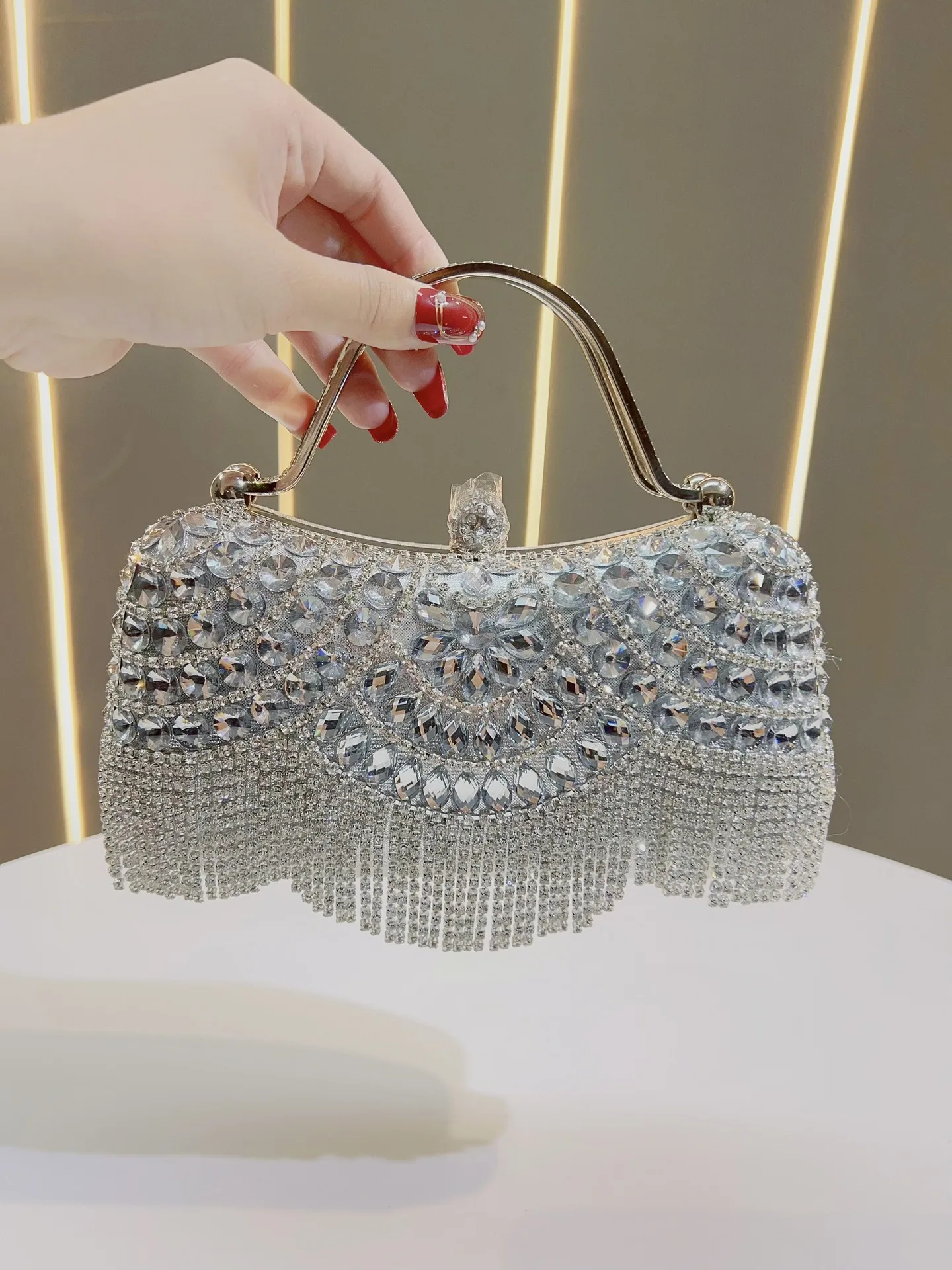 Вечерний клатч с бриллиантами, сумка с золотой кисточкой, бутик, новинка, кошельки и сумки с металлическими стразами, свадебная вечеринка
Вечерний клатч с бриллиантами, сумка с золотой кисточкой, бутик, новинка, кошельки и сумки с металлическими стразами, свадебная вечеринка