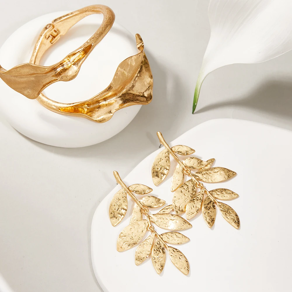New Autumn Gold-Plated Textured Leaf Ear Drops & Vine-Wrapped Bracelet | 2025 Zinc Alloy Bohemian Jewelry Accessories 
New Autumn Gold-Plated Textured Leaf Ear Drops & Vine-Wrapped Bracelet | 2025 Zinc Alloy Bohemian Jewelry Accessories