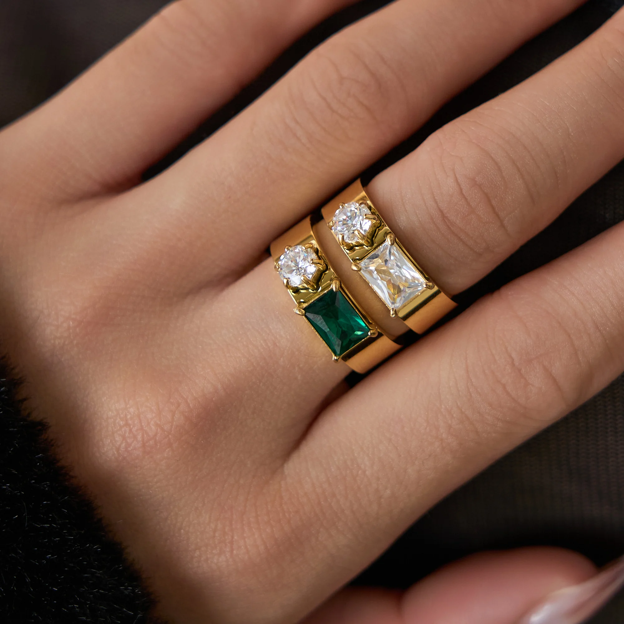 DASEIN Vintage High Quality Square Green Zircon Designer Ring New INS 18k PVD Gold Plated Stainless Steel Catwalk Show Jewelry
DASEIN Vintage High Quality Square Green Zircon Designer Ring New INS 18k PVD Gold Plated Stainless Steel Catwalk Show Jewelry