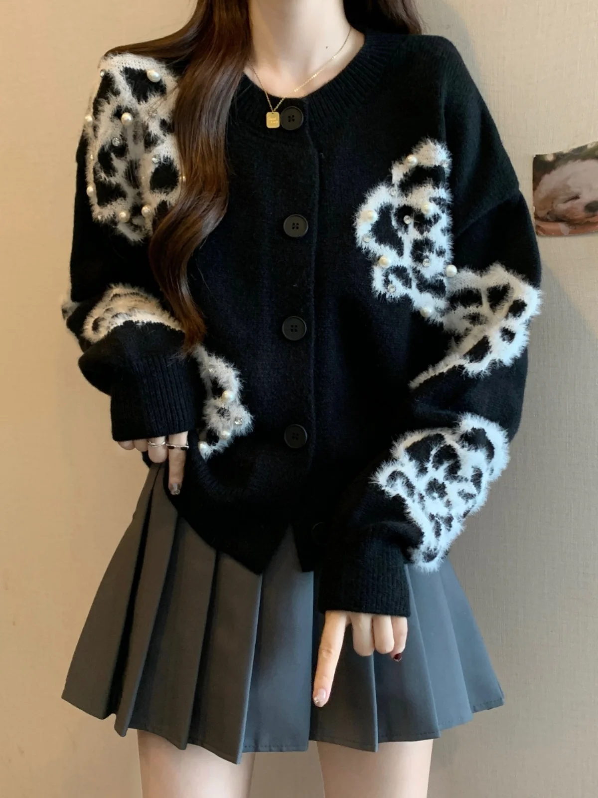 Black Knitted Cardigan Sweater Women's Large Size Fashionable Beaded Flower Outerwear Spring 2026 Commute Style Loose Fit
Black Knitted Cardigan Sweater Women's Large Size Fashionable Beaded Flower Outerwear Spring 2026 Commute Style Loose Fit