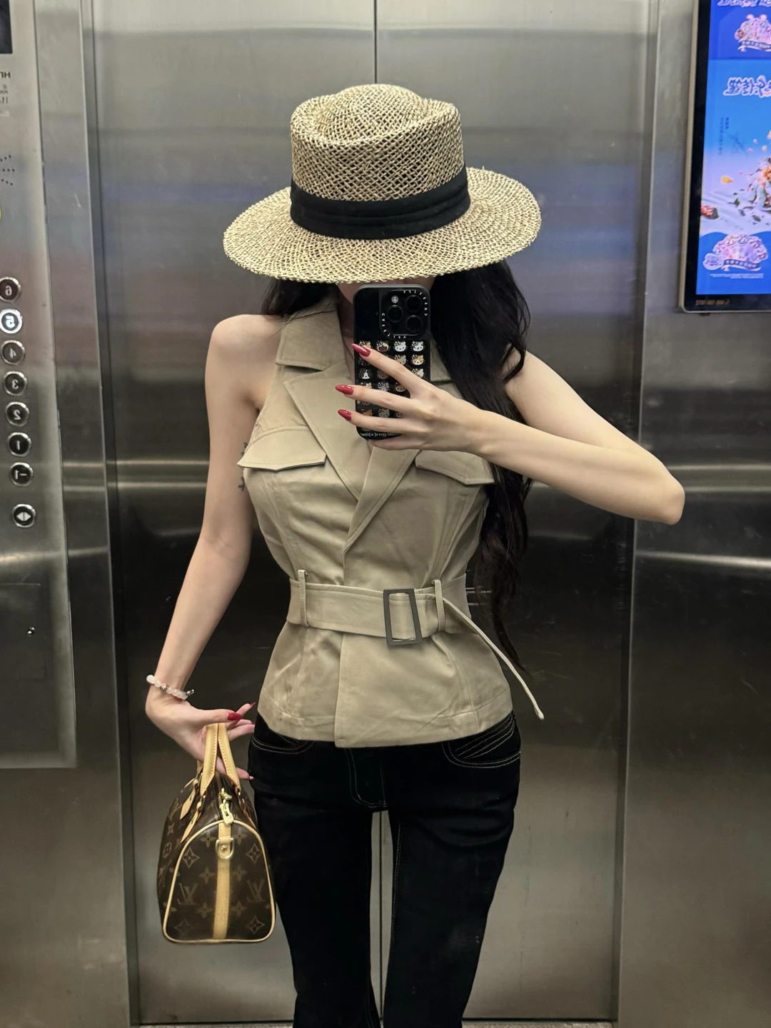 Casual V-Neck Women's Vest Summer Fashionable Versatile Slim Fit Sleeveless Top Waist-Cinching Trendy Outerwear Polyester Fiber
Casual V-Neck Women's Vest Summer Fashionable Versatile Slim Fit Sleeveless Top Waist-Cinching Trendy Outerwear Polyester Fiber