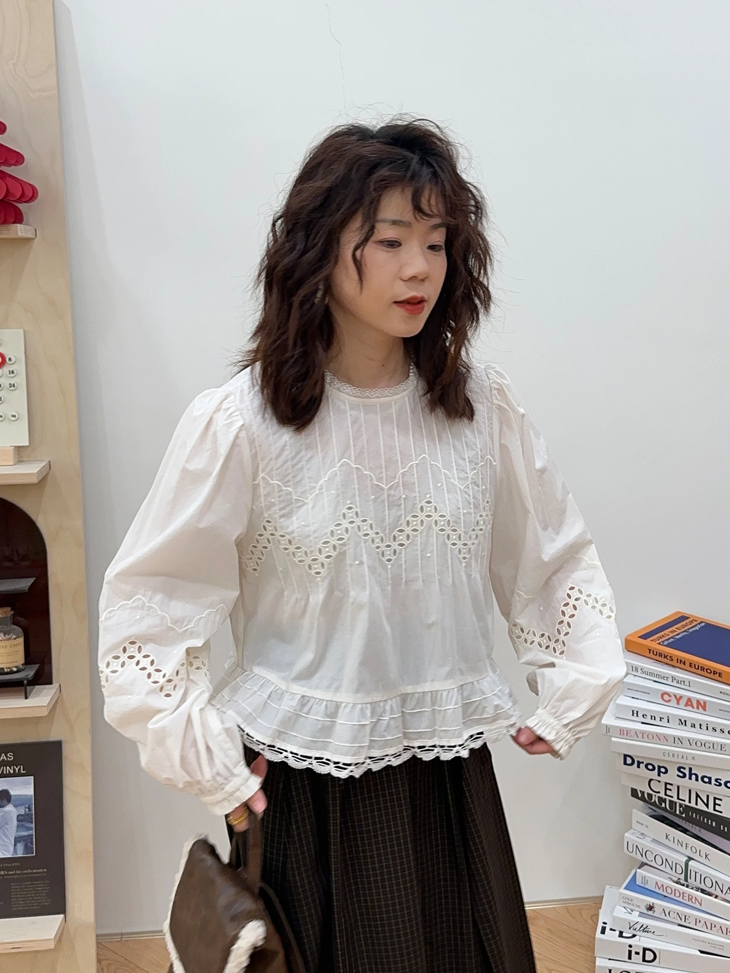 Soft Style Heavy Embroidery Lace Shirt Hollow out Design Cotton Long Sleeve round Neck Women's Casual Comfortable Breathable Top
Soft Style Heavy Embroidery Lace Shirt Hollow out Design Cotton Long Sleeve round Neck Women's Casual Comfortable Breathable Top