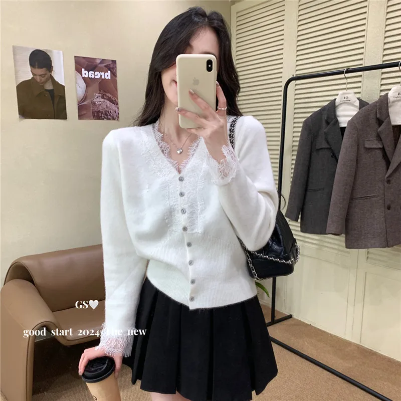 Sweet V-neck Knitted Jacket Autumn and Winter Thick Lace Patchwork Sweater Elegant Solid Color Long Sleeve Cardigan Women 31253
Sweet V-neck Knitted Jacket Autumn and Winter Thick Lace Patchwork Sweater Elegant Solid Color Long Sleeve Cardigan Women 31253