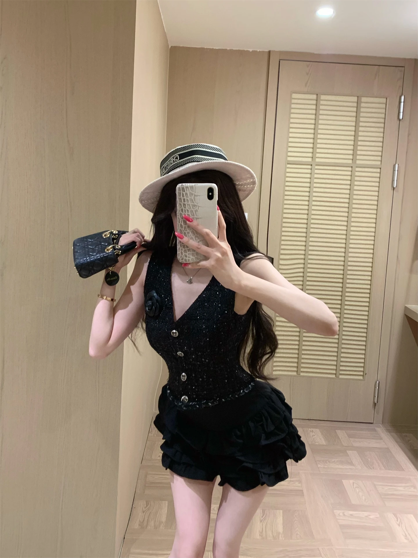 Summer Fashion Set V-Neck Sleeveless A-Line Puffy Skirt Two-Piece Women's Clothing Set Small Fragrance Style High Waist Casual
Summer Fashion Set V-Neck Sleeveless A-Line Puffy Skirt Two-Piece Women's Clothing Set Small Fragrance Style High Waist Casual