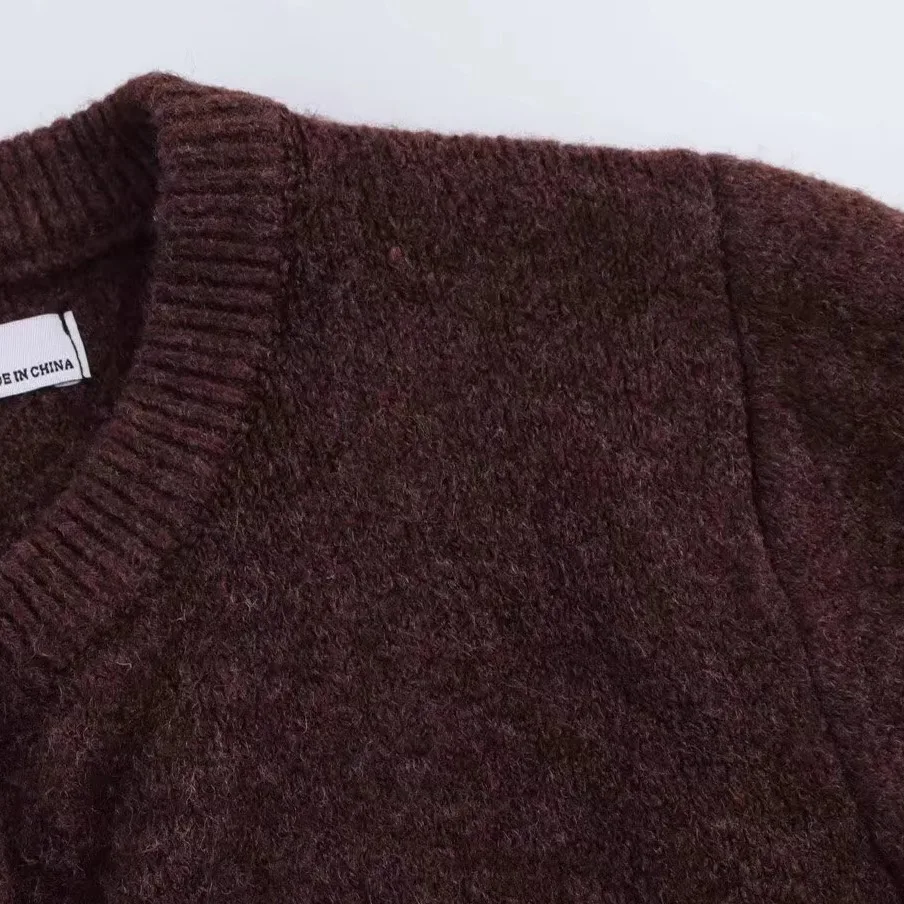 Faionable Gold Button Decorated Knitted Sweater for Women Versatile Long Sve Regular Length Spring 2025
Faionable Gold Button Decorated Knitted Sweater for Women Versatile Long Sve Regular Length Spring 2025