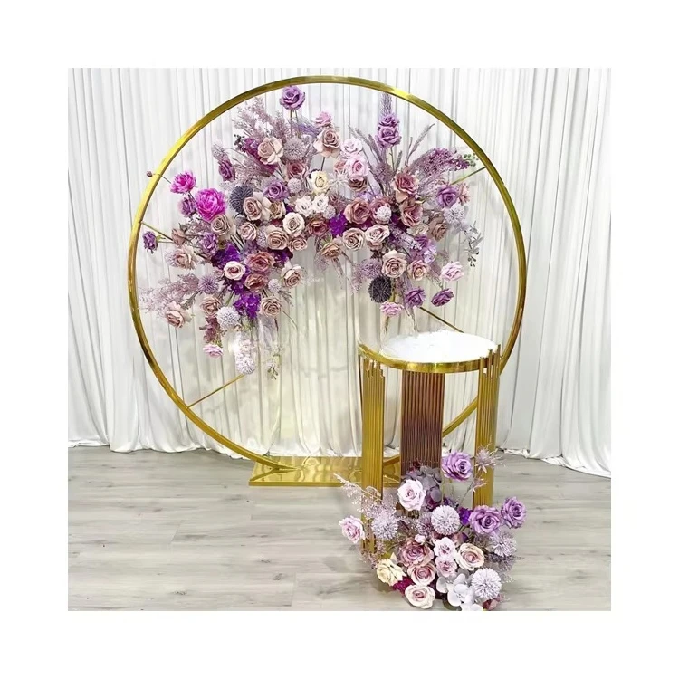 Стильный дизайн элегантно украшает свадебный фон.
Стильный дизайн элегантно украшает свадебный фон.