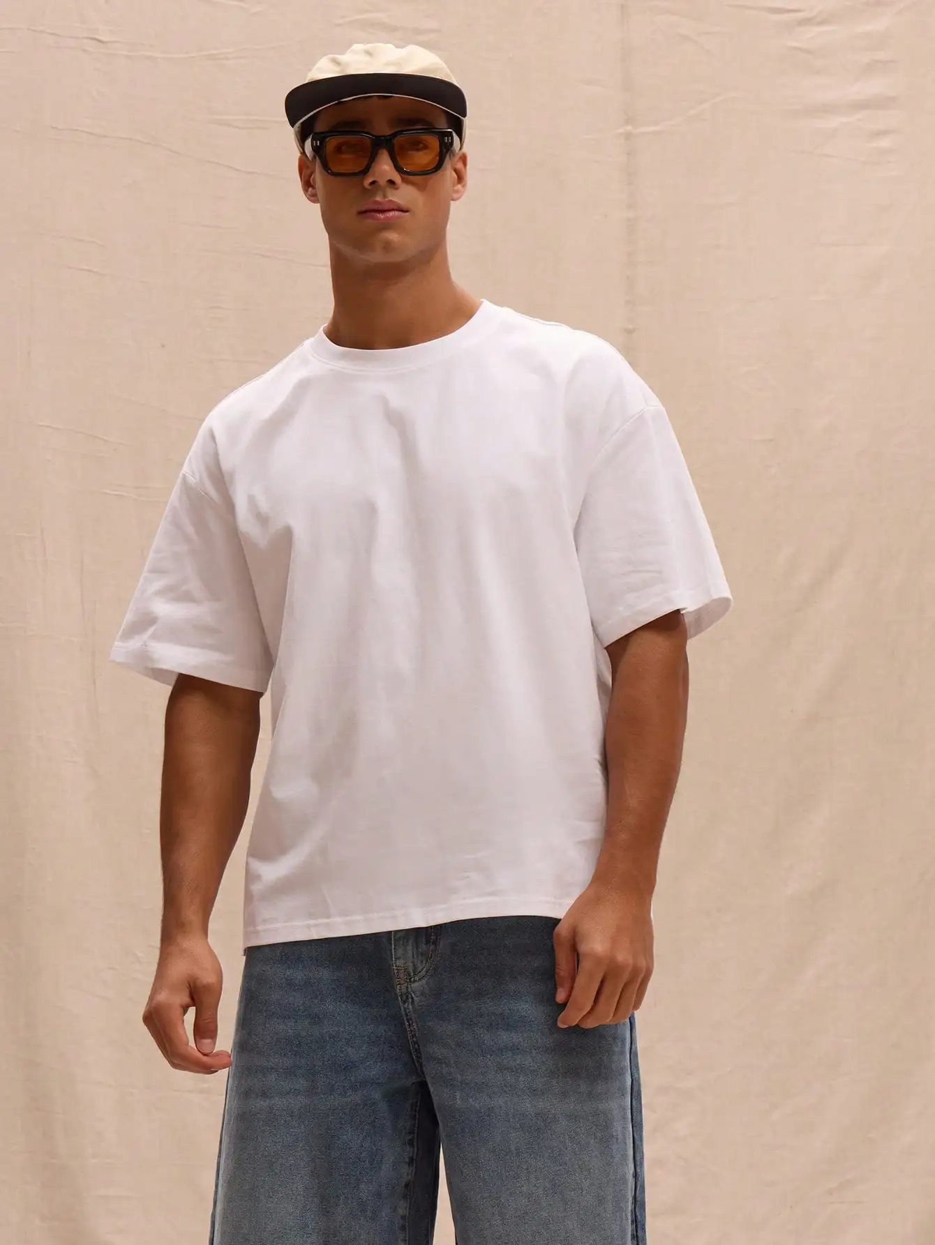 Oversized Boxy Fit White T-Shirt for Spring Summer Street Style Casual Wear
Oversized Boxy Fit White T-Shirt for Spring Summer Street Style Casual Wear