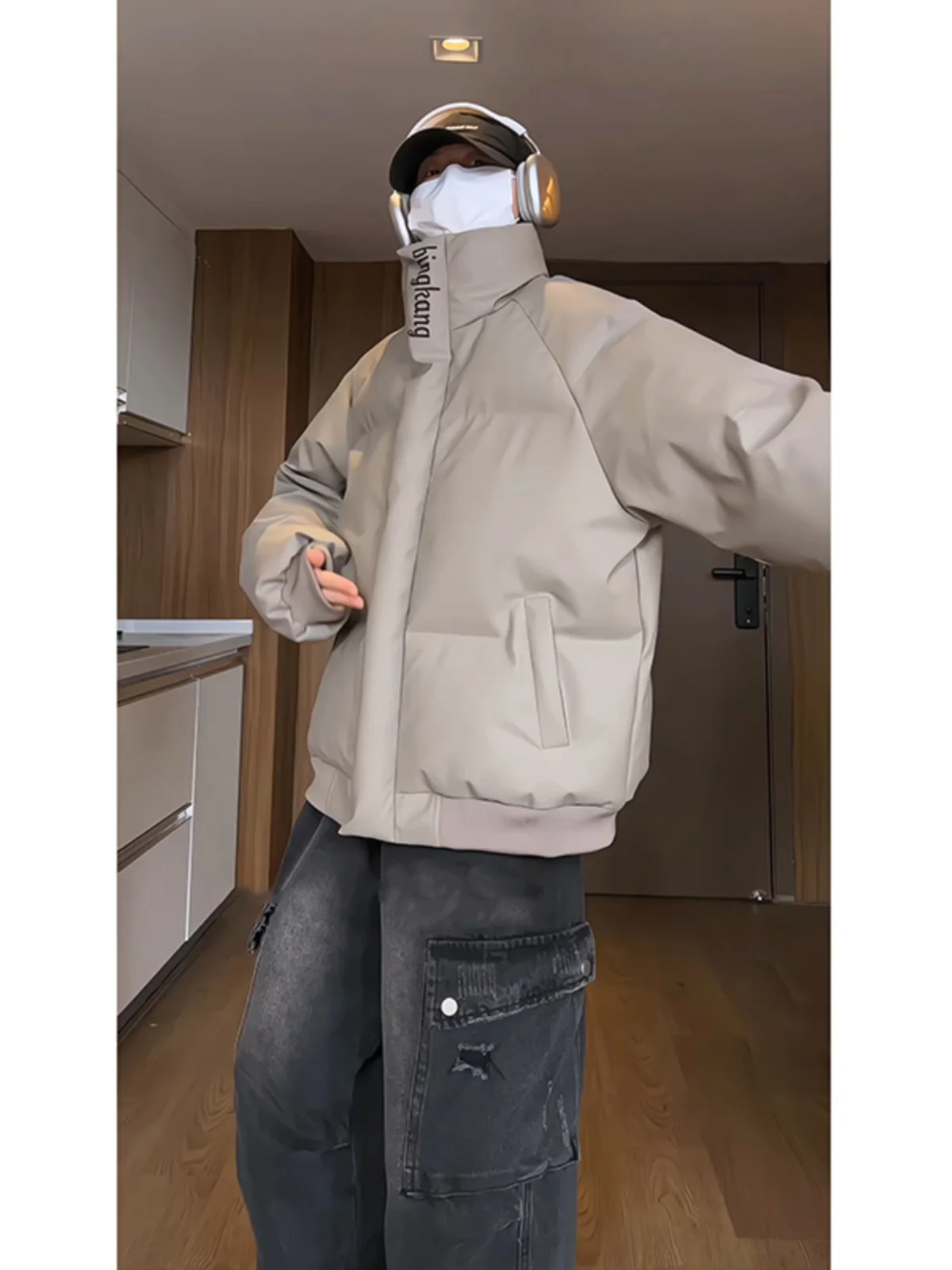 Мужская зимняя легкая куртка из искусственной кожи с вышивкой, утепленная хлопком, в корейском стиле, с воротником-стойкой, модель «Бред Коат»
Мужская зимняя легкая куртка из искусственной кожи с вышивкой, утепленная хлопком, в корейском стиле, с воротником-стойкой, модель «Бред Коат»