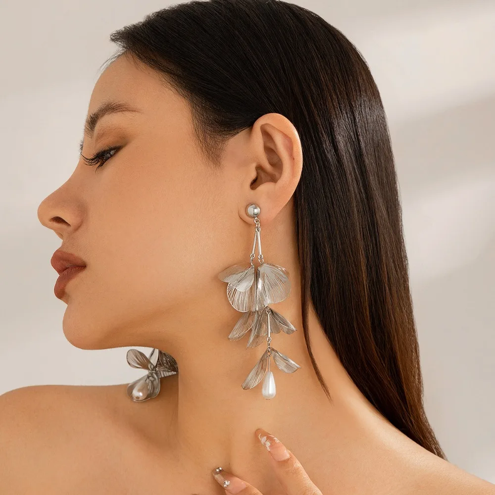 Sweet Ear Studs Flower Long Hanging Earrings Trendy Metal Petal Earrings Studs Retro Elegant Ginkgo Leaf Hollow Earrings Party
Sweet Ear Studs Flower Long Hanging Earrings Trendy Metal Petal Earrings Studs Retro Elegant Ginkgo Leaf Hollow Earrings Party