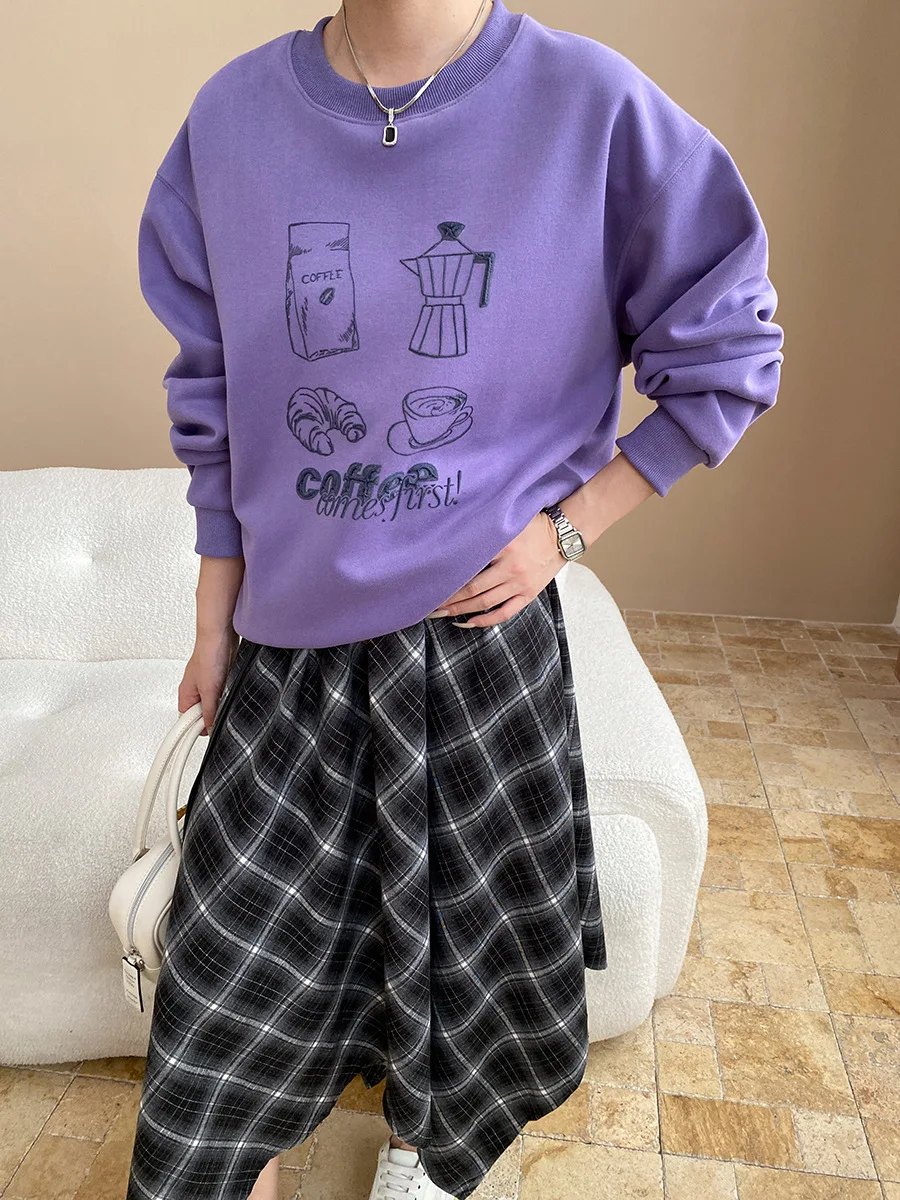 Свободный пуловер с круглым вырезом и принтом кофейного хлеба в американском стиле
Свободный пуловер с круглым вырезом и принтом кофейного хлеба в американском стиле