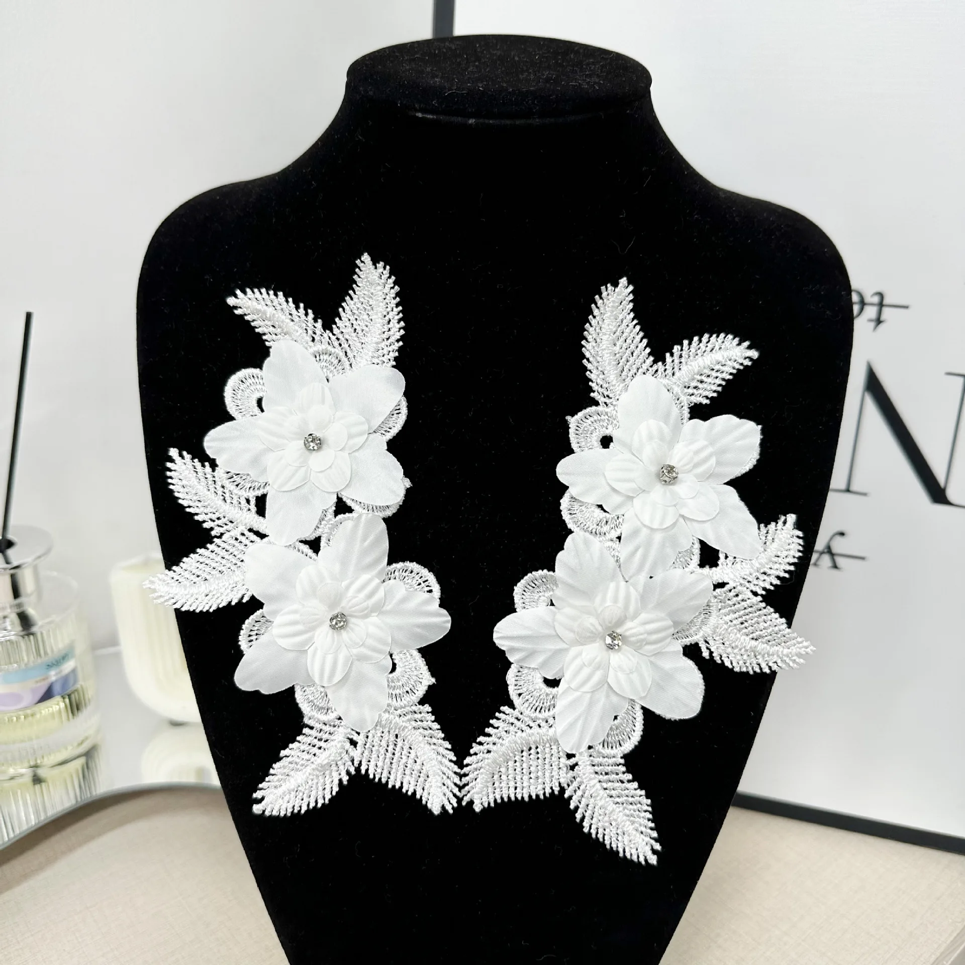 1 Pair New white water-soluble floral pattern with 3D beaded flowers, suitable for clothing accessories.
1 Pair New white water-soluble floral pattern with 3D beaded flowers, suitable for clothing accessories.