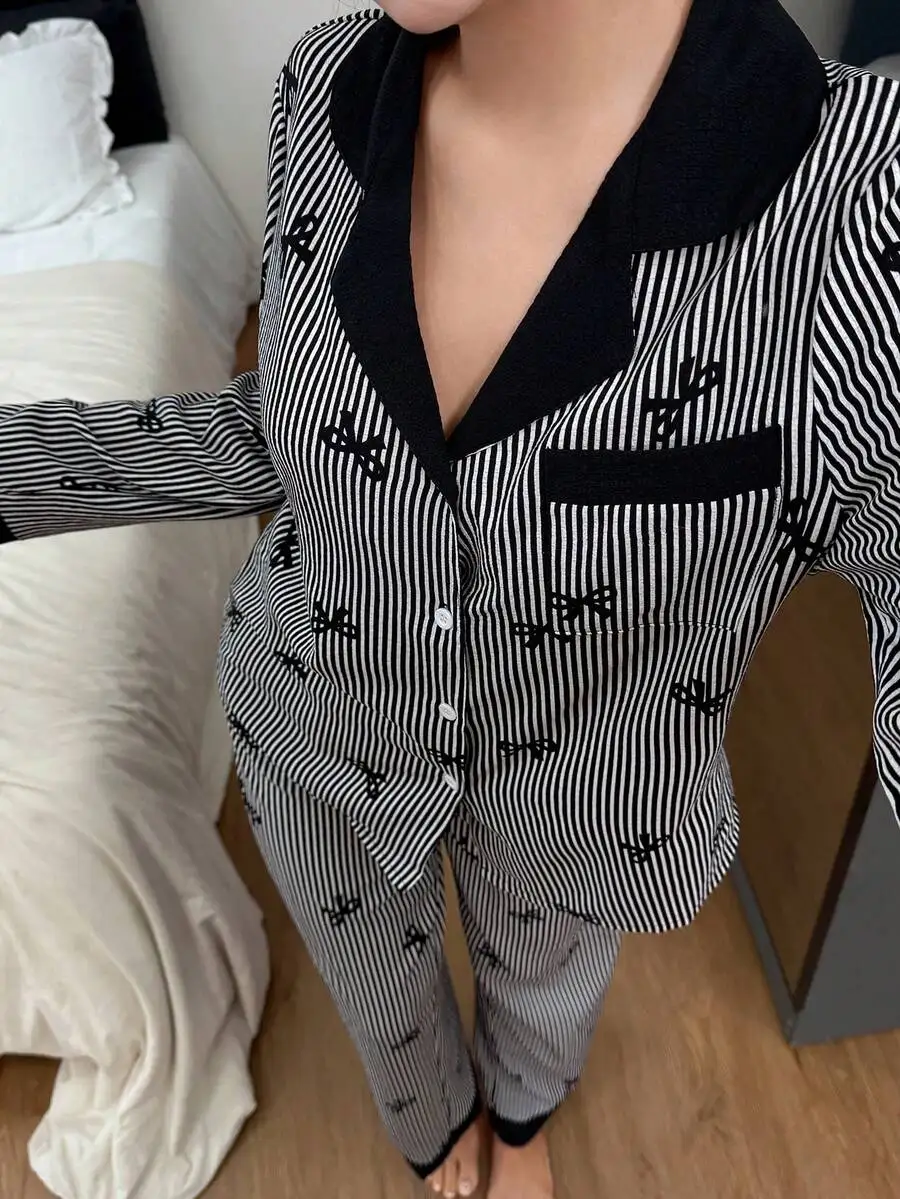 Womens Striped Long Sleeve Pajama Set With Contrast Collar And Bow Print
Womens Striped Long Sleeve Pajama Set With Contrast Collar And Bow Print