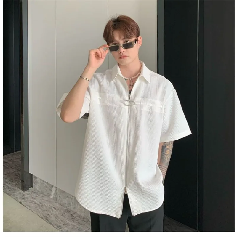 Мужская черная рубашка-поло с коротким рукавом, фактурой «волчья кожа», воротником на молнии, свободного кроя, повседневная
Мужская черная рубашка-поло с коротким рукавом, фактурой «волчья кожа», воротником на молнии, свободного кроя, повседневная