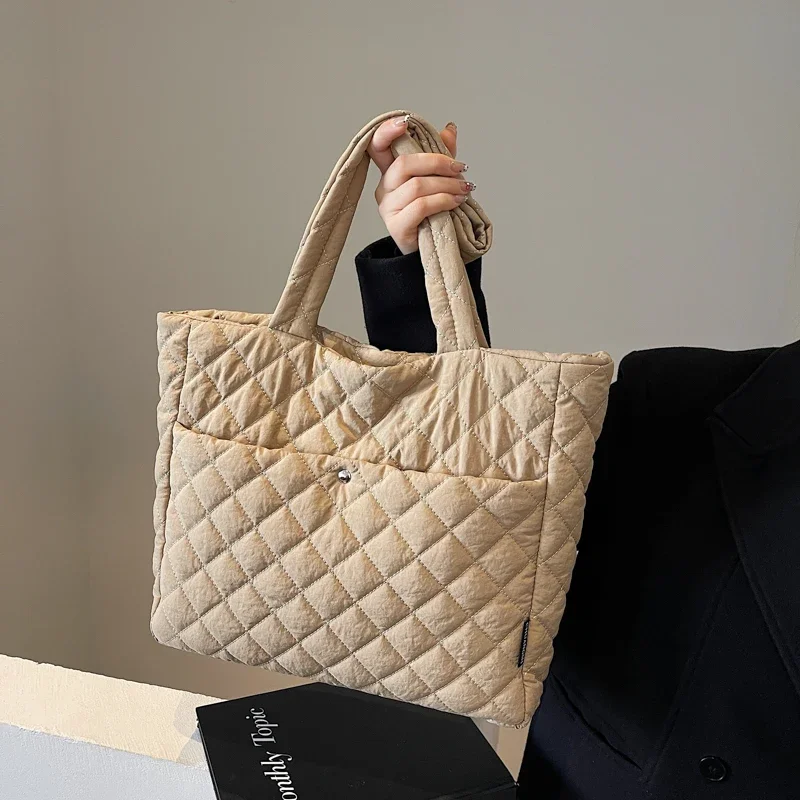 Autumn and Winter Large Capacity Down Bag for Women 2024 New Niche Diamond Grid Handbag Versatile College Commuting Tote Bag
Autumn and Winter Large Capacity Down Bag for Women 2024 New Niche Diamond Grid Handbag Versatile College Commuting Tote Bag