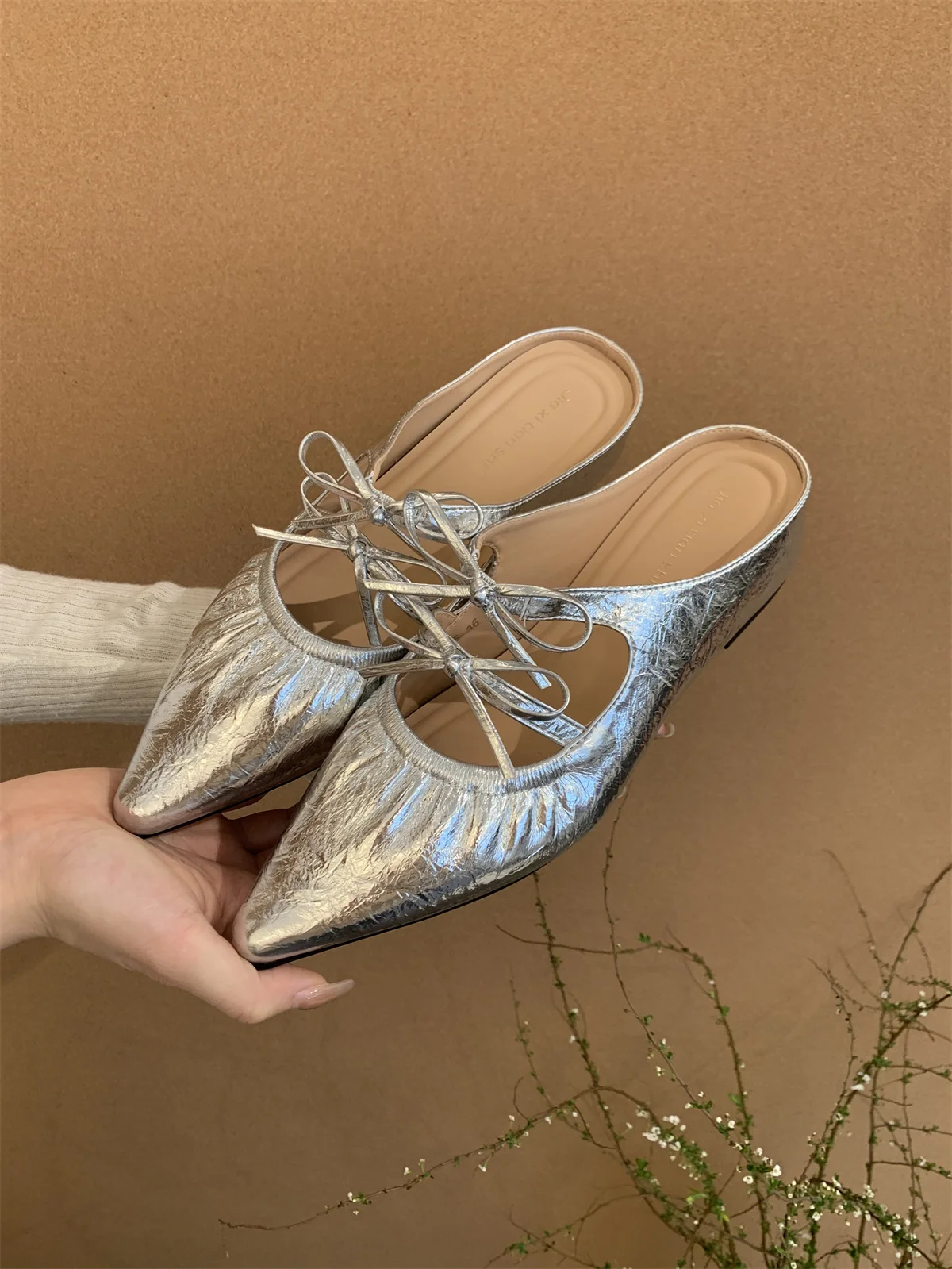 Retro Pleated Pumps Women Sexy Shoes Lace Up Solid Pointy Toe Chunky Med Heels New Style Pumps Summer Casual Shoes Designer
Retro Pleated Pumps Women Sexy Shoes Lace Up Solid Pointy Toe Chunky Med Heels New Style Pumps Summer Casual Shoes Designer