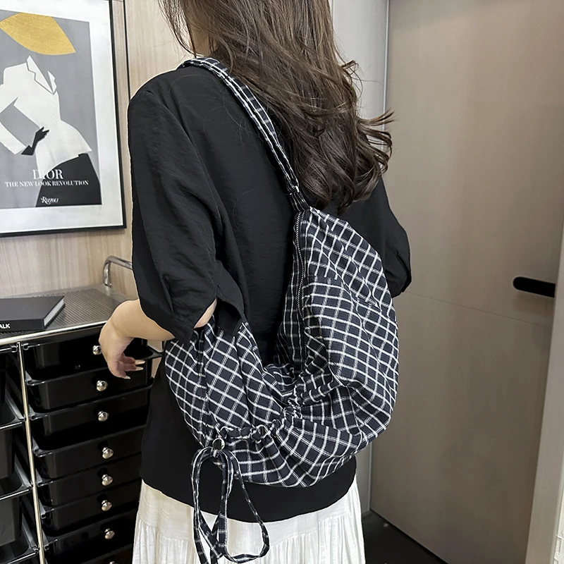 Fashion Brand Designer Shoulder Bag Korean Version Of Popular Dumpling Bag New Black White Checker Pleated Casual Crossbody Bags
Fashion Brand Designer Shoulder Bag Korean Version Of Popular Dumpling Bag New Black White Checker Pleated Casual Crossbody Bags