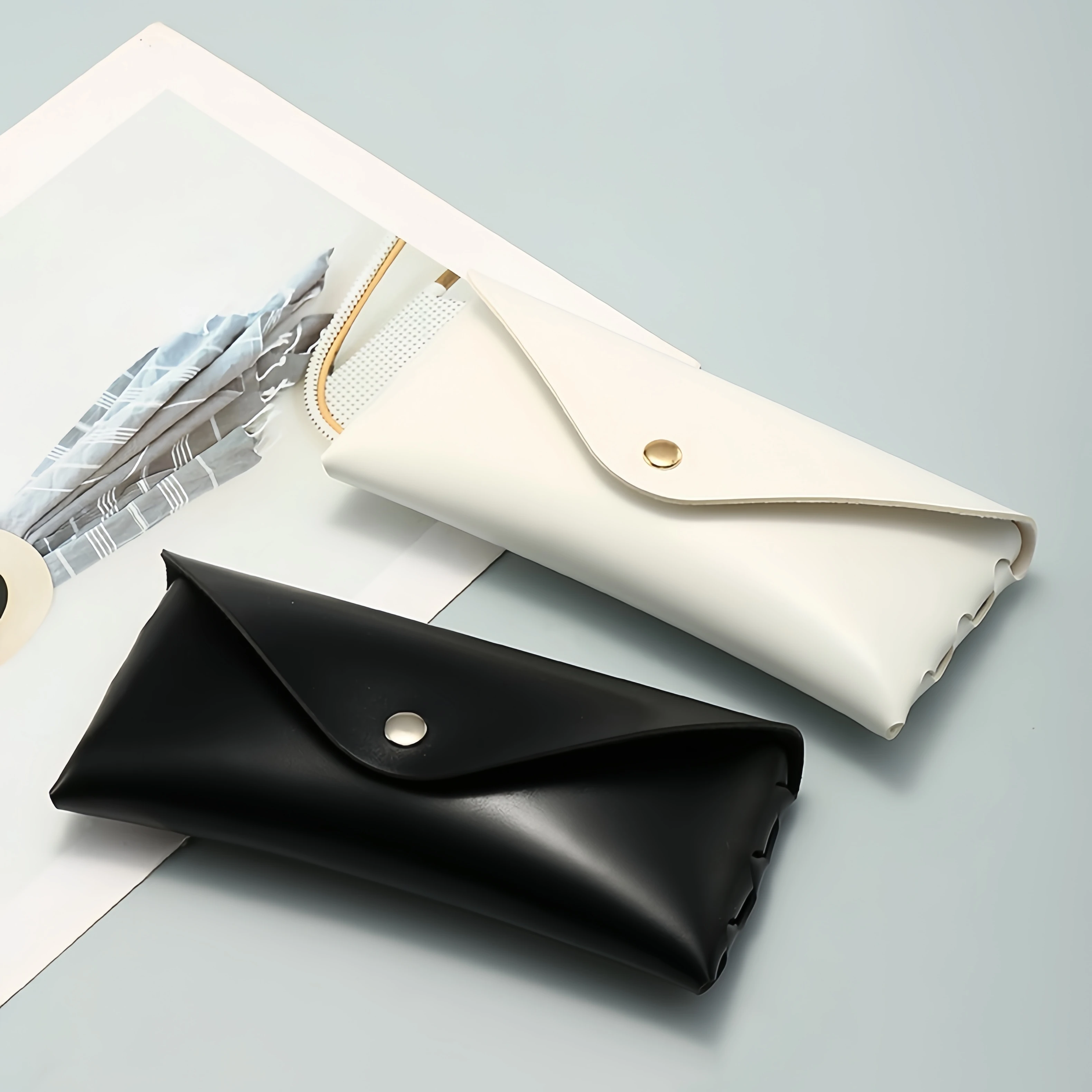Fashionable Pvc Material Buckle Flip Soft Shell Glasses Case, Portable and Lightweight, Can Hold Various Glasses
Fashionable Pvc Material Buckle Flip Soft Shell Glasses Case, Portable and Lightweight, Can Hold Various Glasses