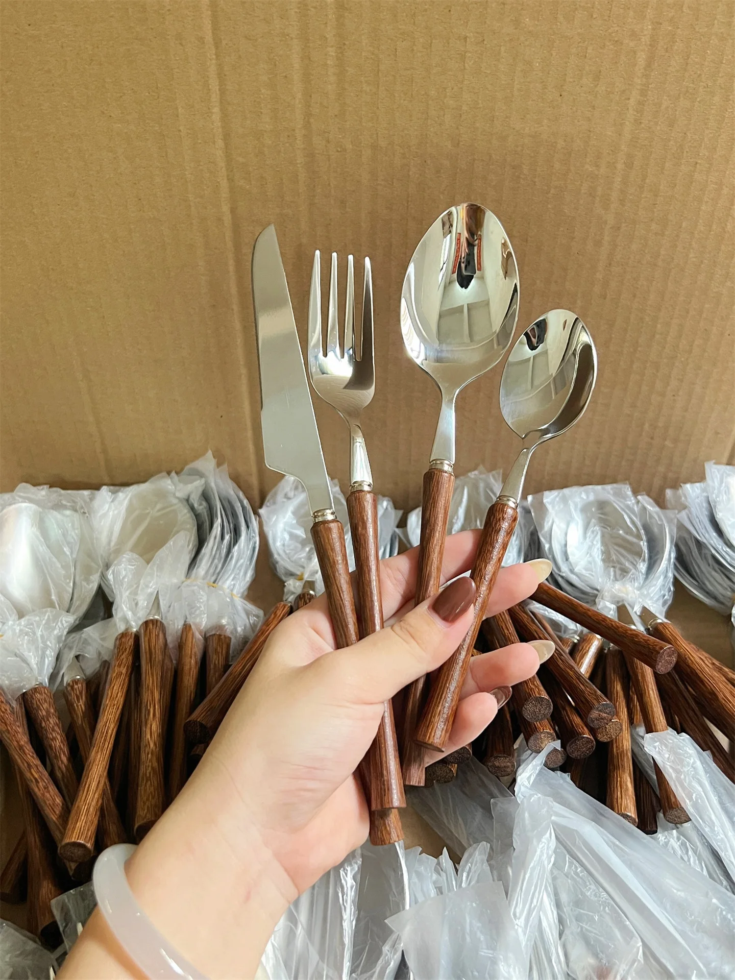 Ретро-ложка из натурального дерева и нержавеющей стали 304 с длинной ручкой, для десертов и супов, с высокой эстетической ценностью, с регулируемой тонкой талией, маленькая, регулируемая
Ретро-ложка из натурального дерева и нержавеющей стали 304 с длинной ручкой, для десертов и супов, с высокой эстетической ценностью, с регулируемой тонкой талией, маленькая, регулируемая