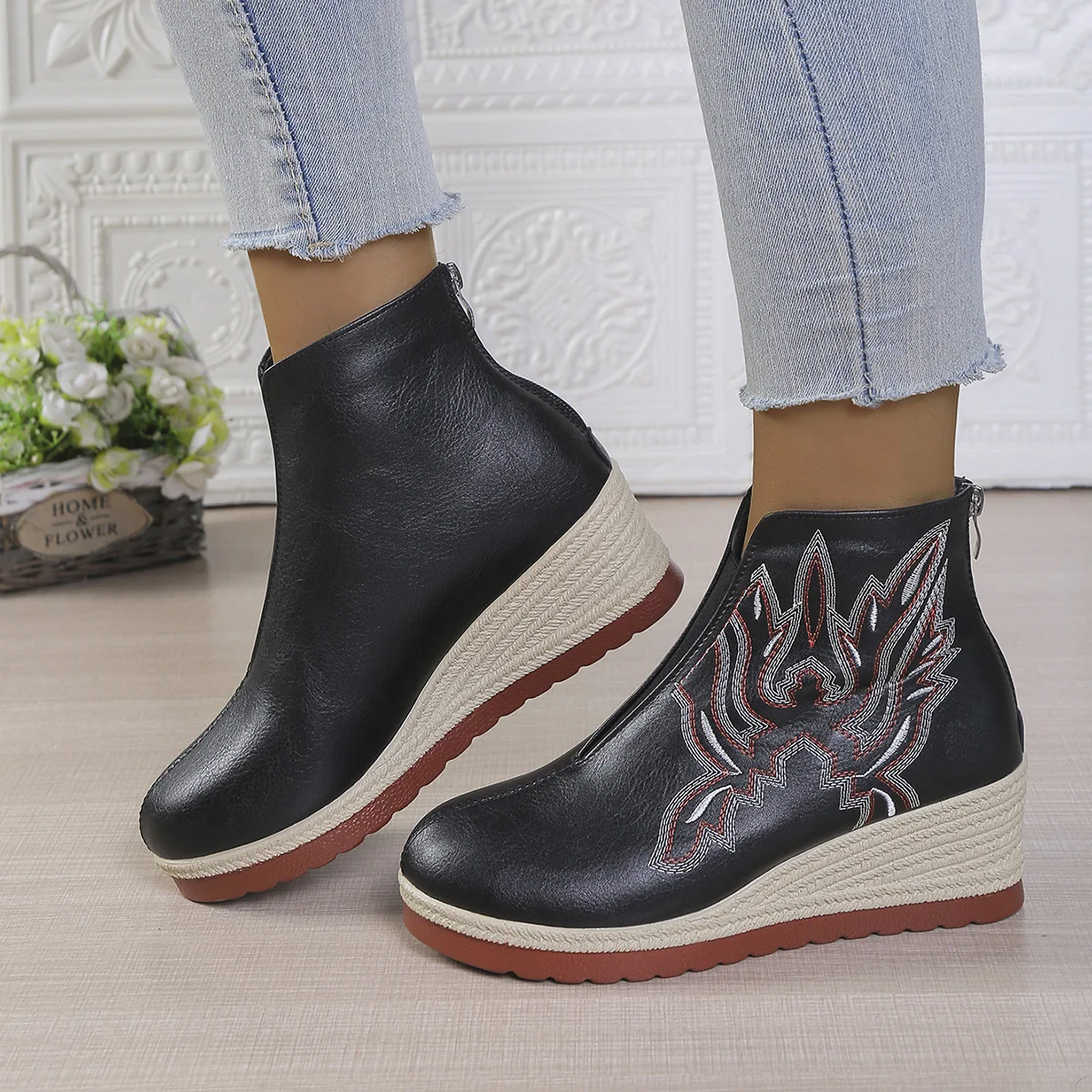 Embroidered thick-soled retro ankle boots for women in the autumn of 2025, pointed-toe oversized wedge heel fashion boots
Embroidered thick-soled retro ankle boots for women in the autumn of 2025, pointed-toe oversized wedge heel fashion boots