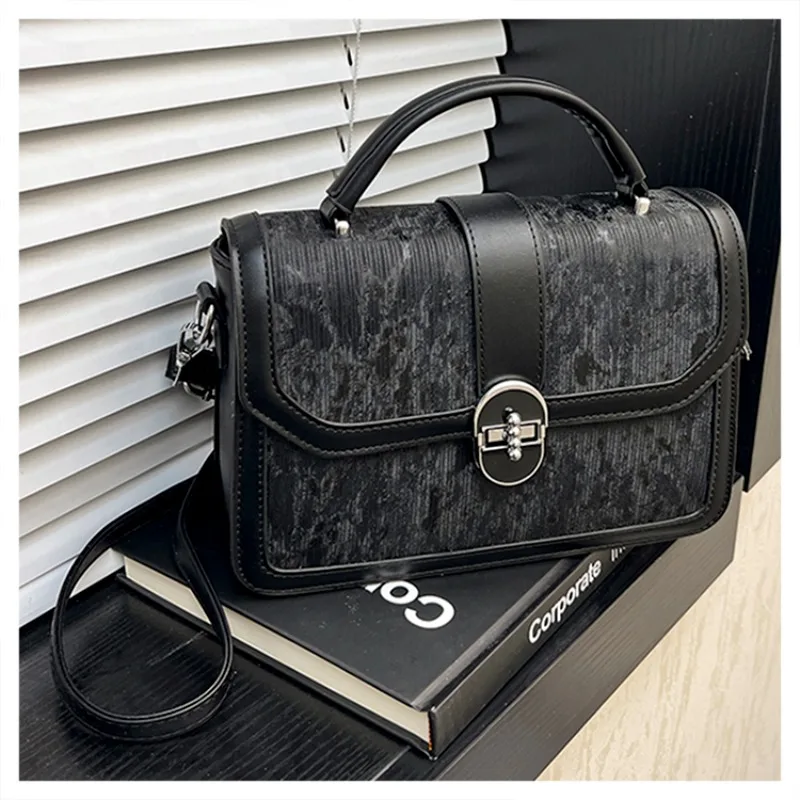 Модная и стильная сумка для подгузников: женская сумка-мессенджер, текстурированная кожаная сумка с винтажным квадратным дизайном в стиле сэтчел.
Модная и стильная сумка для подгузников: женская сумка-мессенджер, текстурированная кожаная сумка с винтажным квадратным дизайном в стиле сэтчел.