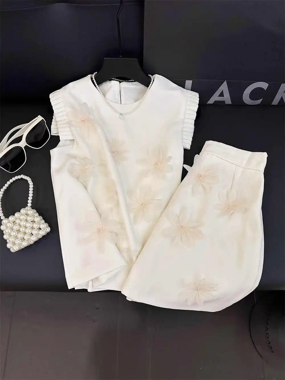 Summer Women Commuter Set Round Neck Flying Sleeve Tank Top Appliques Shorts Two Piece Sets Korean Fashion Elegant Lady Suit
Summer Women Commuter Set Round Neck Flying Sleeve Tank Top Appliques Shorts Two Piece Sets Korean Fashion Elegant Lady Suit