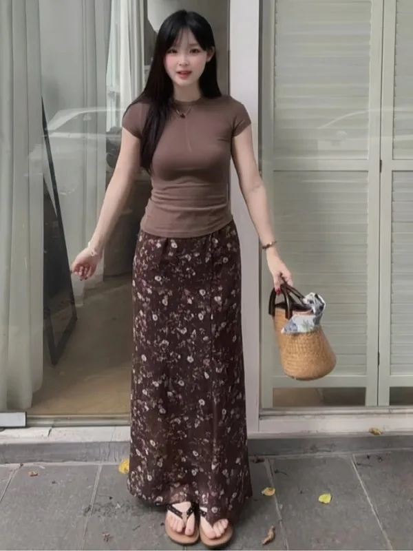 Комплект из двух предметов: юбка А-силуэта с цветочным принтом больших размеров и футболка с коротким рукавом. Женский модный летний комплект для стройнящего силуэта.
Комплект из двух предметов: юбка А-силуэта с цветочным принтом больших размеров и футболка с коротким рукавом. Женский модный летний комплект для стройнящего силуэта.