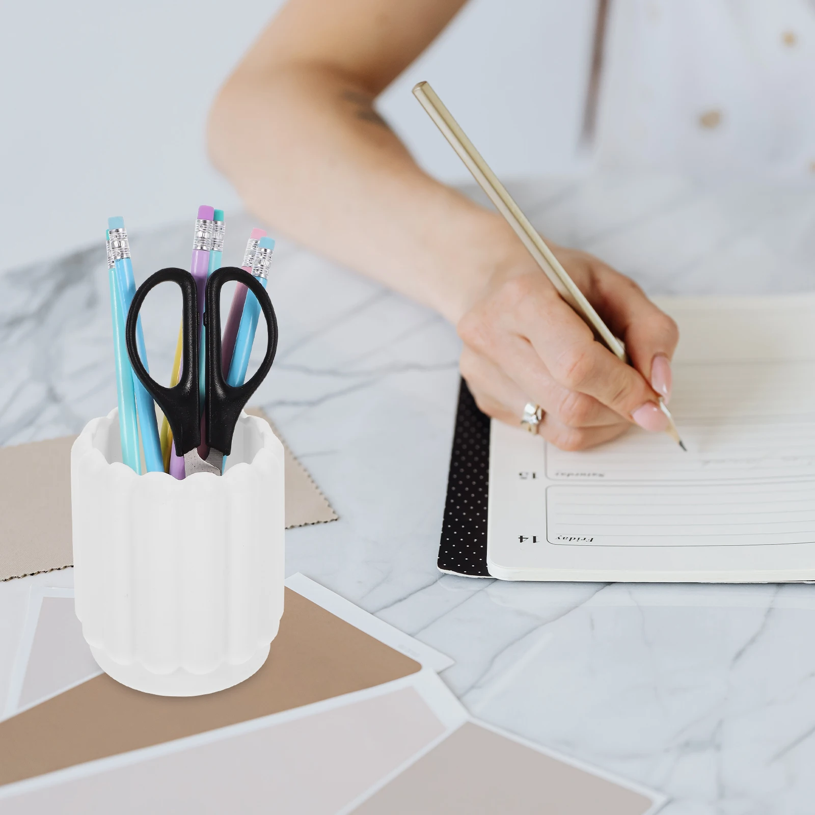 1pc Silicone Pen Holder Decorative White Stationery Storage Easy Clean Multipurpose Desk Organizer Simple Style for Office Home
1pc Silicone Pen Holder Decorative White Stationery Storage Easy Clean Multipurpose Desk Organizer Simple Style for Office Home