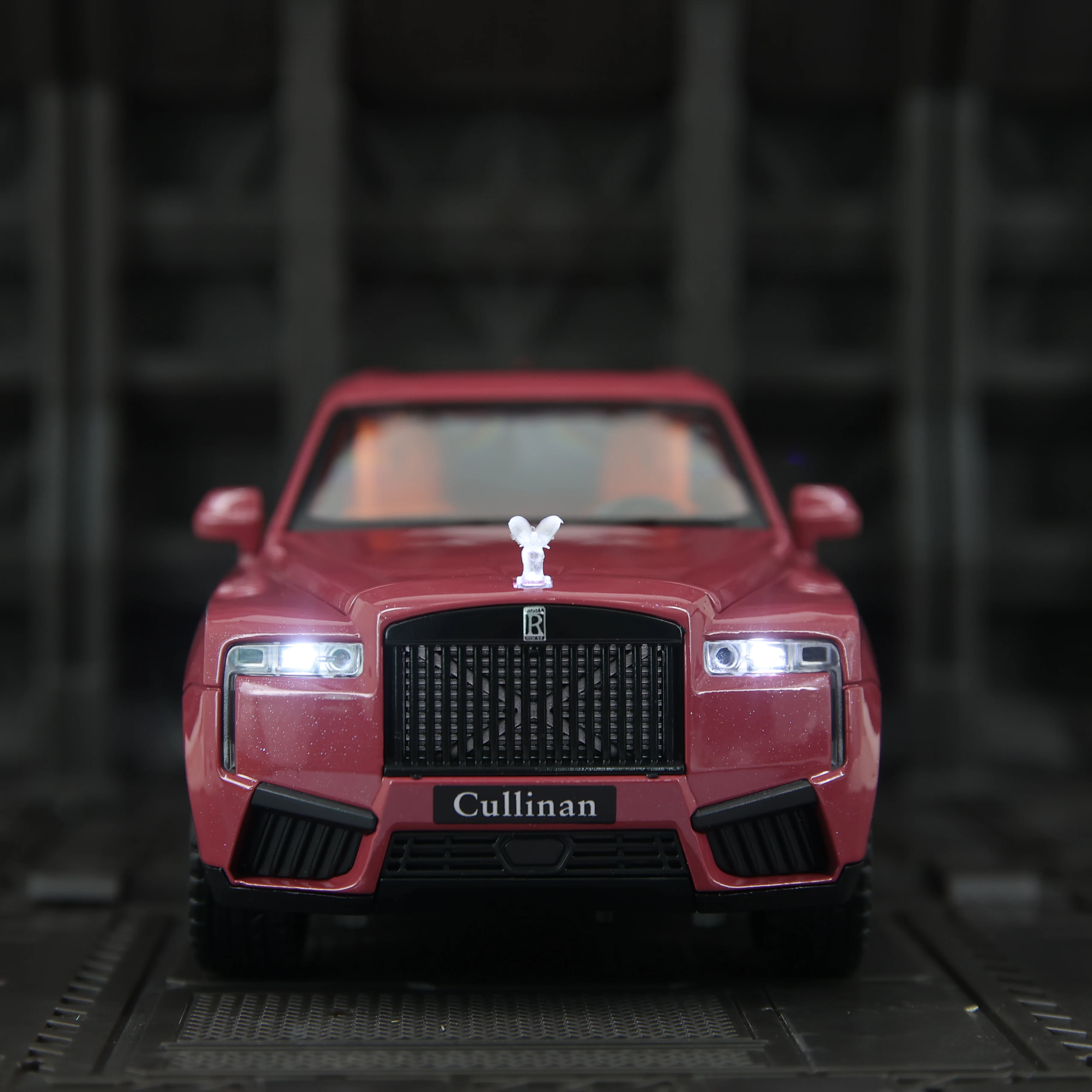 1:24 simulation Rolls Royce alloy car model doors and engine hood, trunk can be opened rich details, fine workmanship
1:24 simulation Rolls Royce alloy car model doors and engine hood, trunk can be opened rich details, fine workmanship