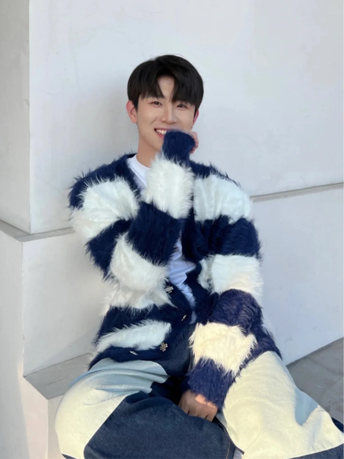 Модный мужской вязаный кардиган в полоску с V-образным вырезом, свободный крой, с отделкой из меха норки, повседневный, из полиэстера, с длинными рукавами
Модный мужской вязаный кардиган в полоску с V-образным вырезом, свободный крой, с отделкой из меха норки, повседневный, из полиэстера, с длинными рукавами