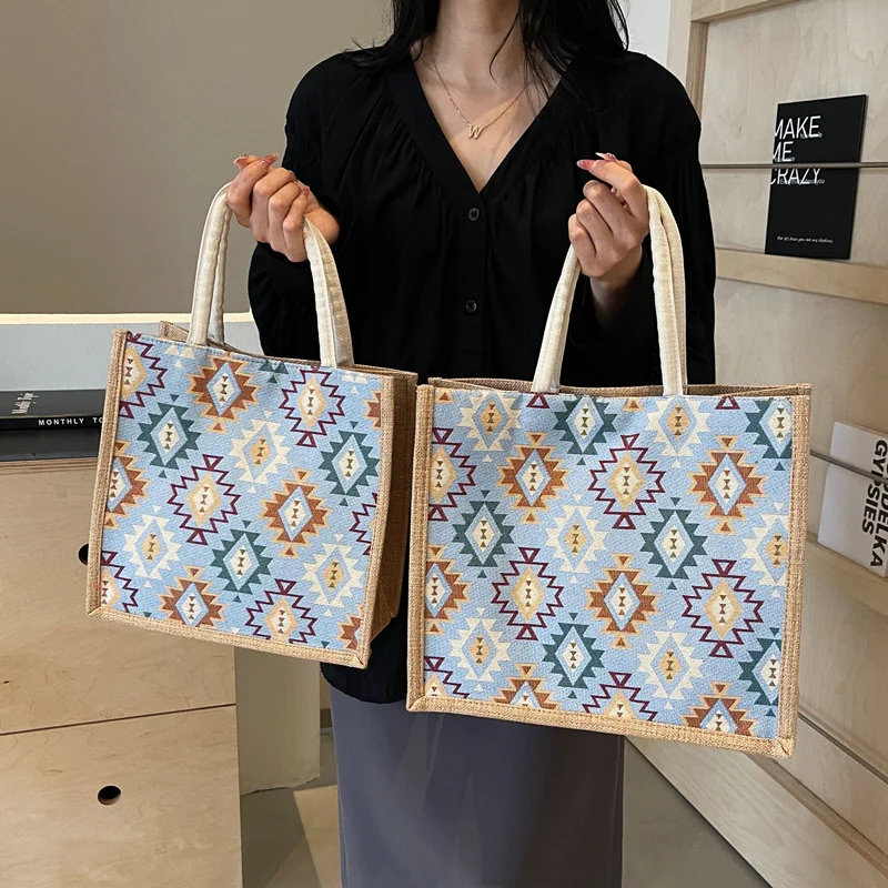 Большая вместительная холщовая сумка-тоут для женщин, корейская молодежная сумка на молнии с геометрическим узором для повседневного использования
Большая вместительная холщовая сумка-тоут для женщин, корейская молодежная сумка на молнии с геометрическим узором для повседневного использования