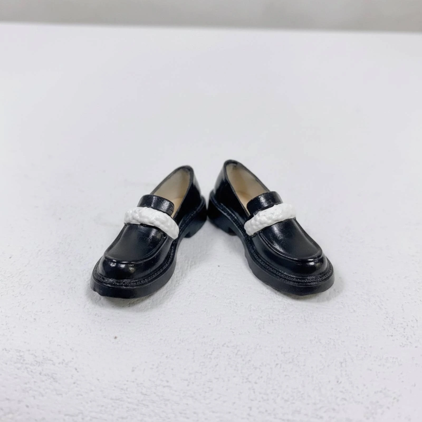 Low-Cut Slip-on Doll Shoes Glossy 1/6 Scale Doll Shoes Toy Accessory Leather-Style Thick Sole for Dress-Up
Low-Cut Slip-on Doll Shoes Glossy 1/6 Scale Doll Shoes Toy Accessory Leather-Style Thick Sole for Dress-Up
