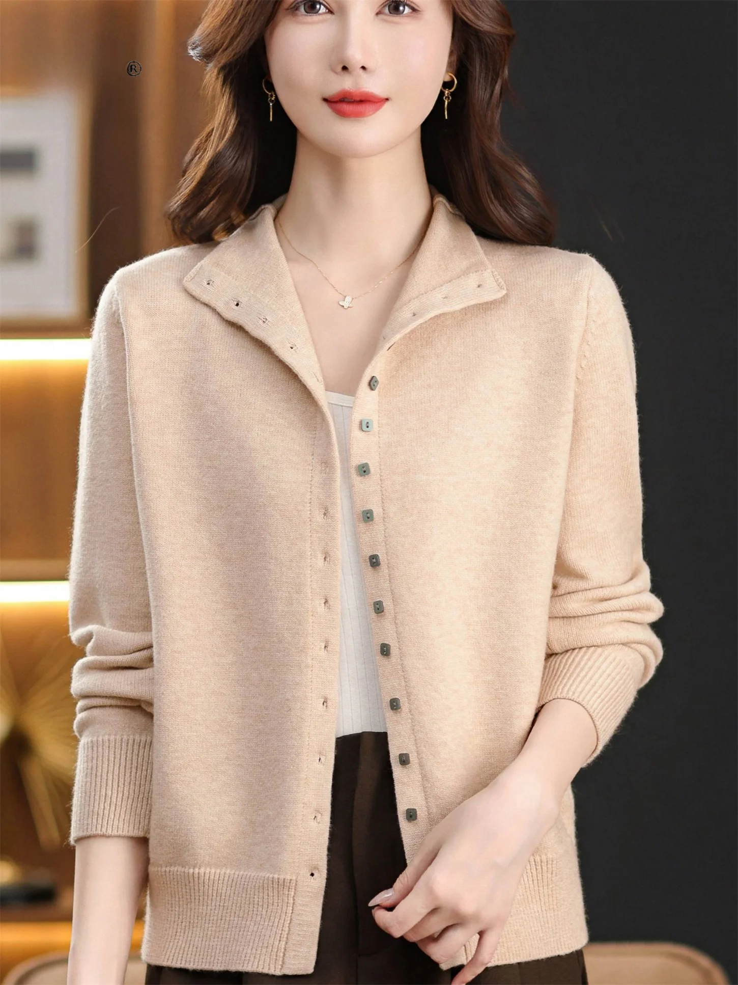 Новый вязаный открытый кардиган среднего года, свободный женский модный воротник-стойка, женская верхняя одежда
Новый вязаный открытый кардиган среднего года, свободный женский модный воротник-стойка, женская верхняя одежда