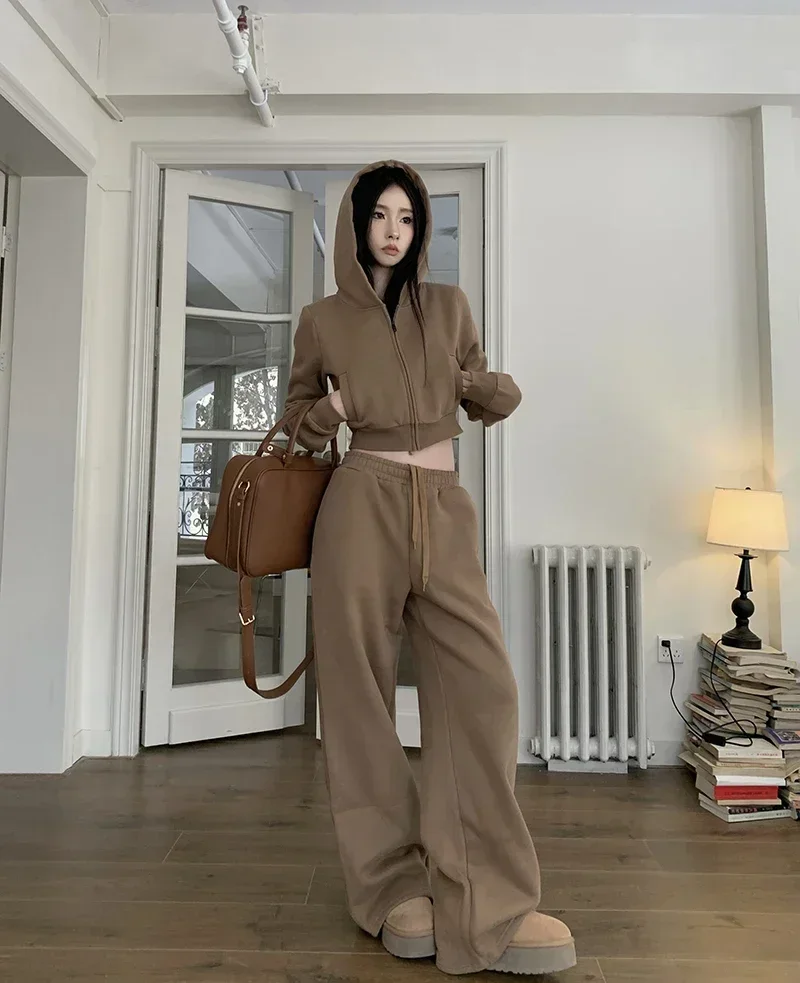 2024 New Autumn Large Size Maillard Velvet Hooded Sweatshirt Jacket Women's Casual Sports Thickened Wide-leg Pants Two-piece Set
2024 New Autumn Large Size Maillard Velvet Hooded Sweatshirt Jacket Women's Casual Sports Thickened Wide-leg Pants Two-piece Set