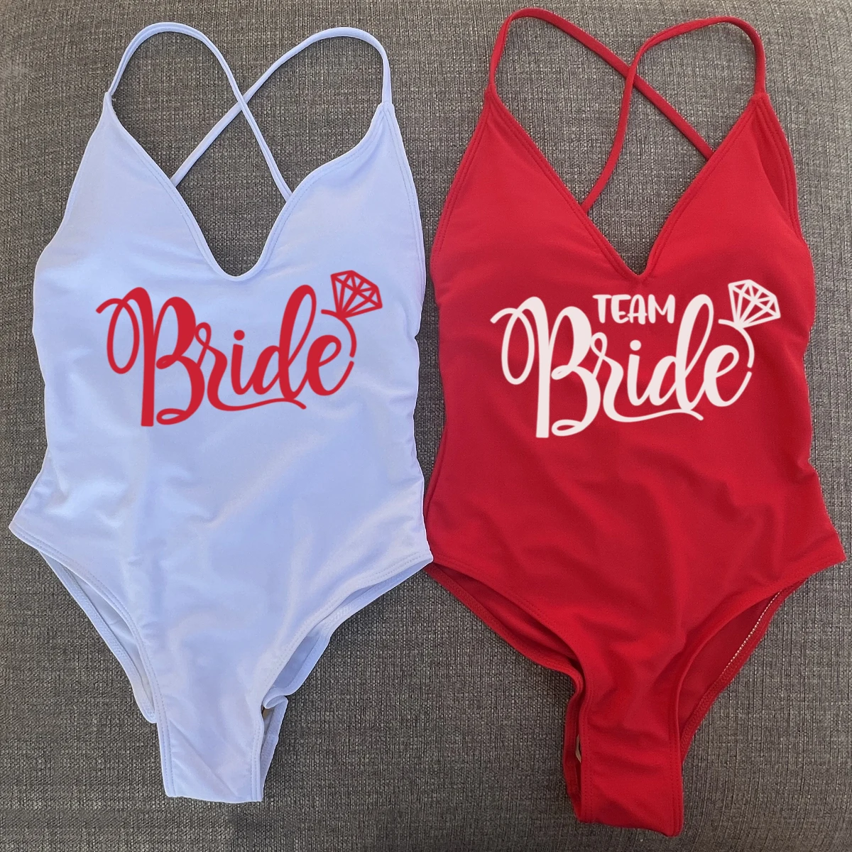 Цельный купальник Team Bride, монокини с принтом невесты, купальный костюм, пляжная одежда с подкладкой для свадебной вечеринки
Цельный купальник Team Bride, монокини с принтом невесты, купальный костюм, пляжная одежда с подкладкой для свадебной вечеринки