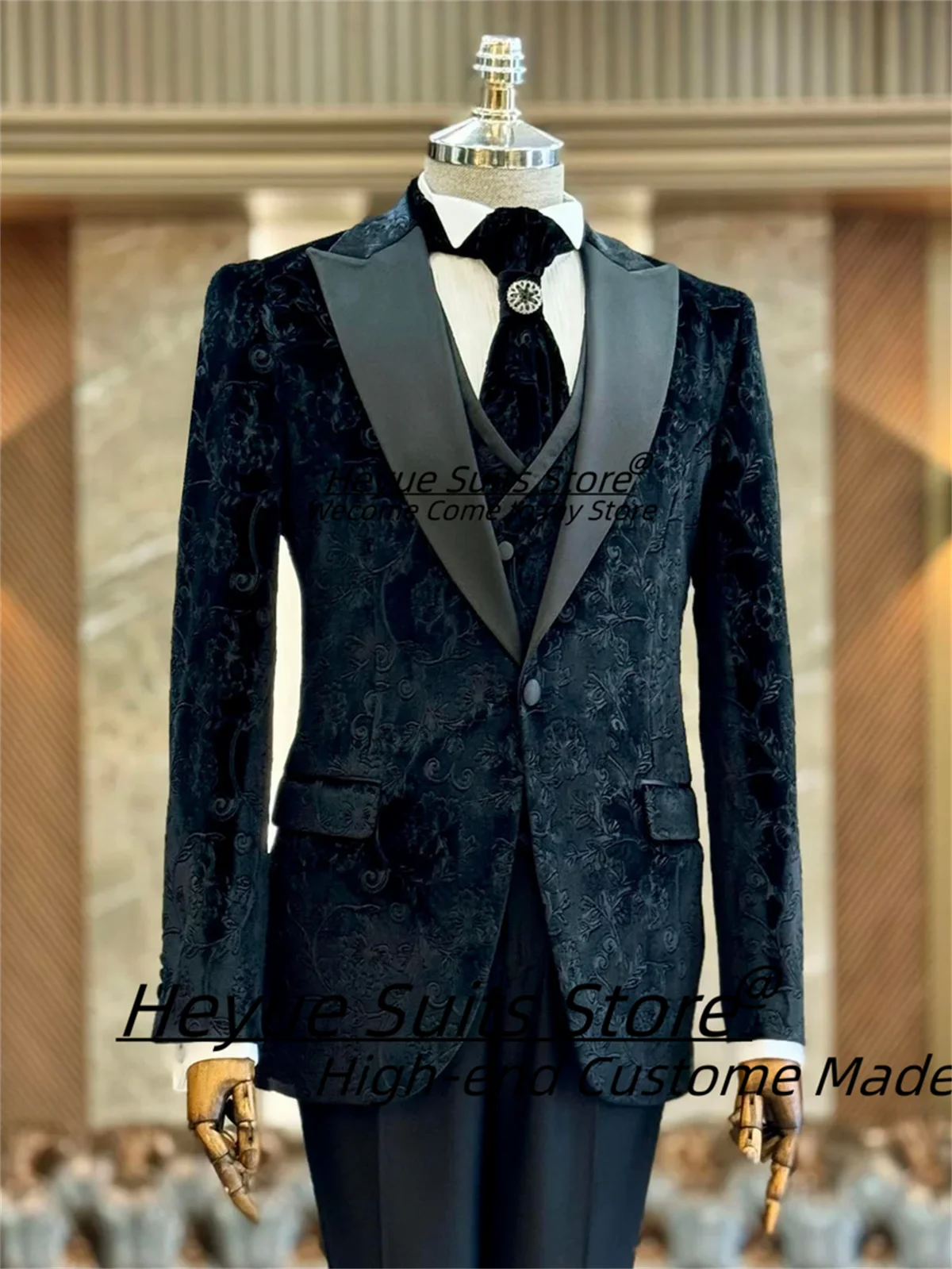 Luxuly Black Jacquard Men Suits Slim Fit Peak Lapel Groom Formal Tuxedos 3 Pieces Sets Male Prom Blazers Classic Costume Homme
Luxuly Black Jacquard Men Suits Slim Fit Peak Lapel Groom Formal Tuxedos 3 Pieces Sets Male Prom Blazers Classic Costume Homme