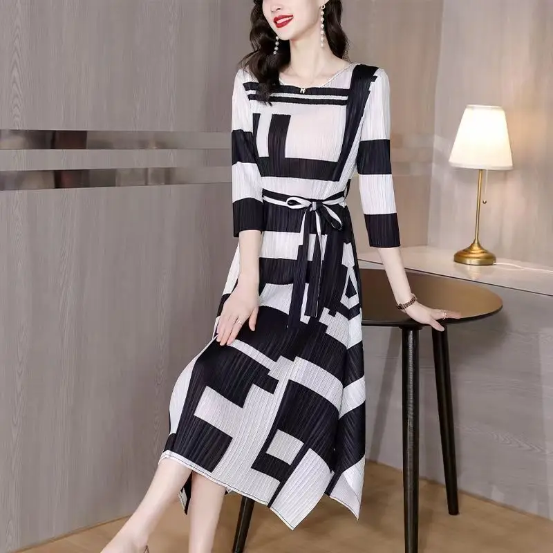Autumn Dress Female 2023 New Commuter Style Fashion Stripe Printed Pleated Dress Casual O Neck Three Quarter Sleeve Dress Female
Autumn Dress Female 2023 New Commuter Style Fashion Stripe Printed Pleated Dress Casual O Neck Three Quarter Sleeve Dress Female