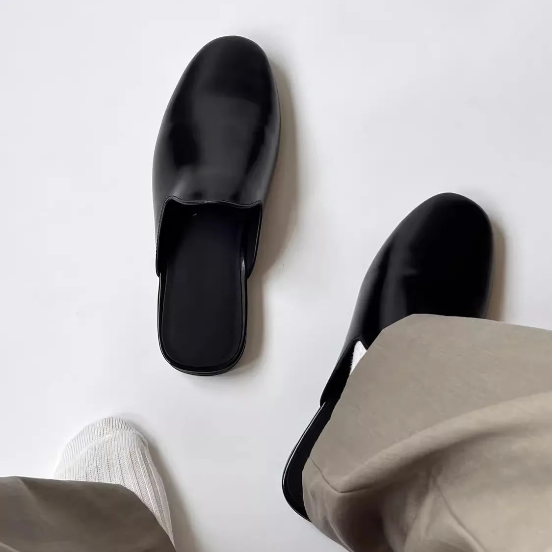 Unisex Casual Slip-On Mules Comfortable Leisure Slippers Couple Outdoor Wear Head Covering Flat Heel Rubber Bottom Super Fiber
Unisex Casual Slip-On Mules Comfortable Leisure Slippers Couple Outdoor Wear Head Covering Flat Heel Rubber Bottom Super Fiber