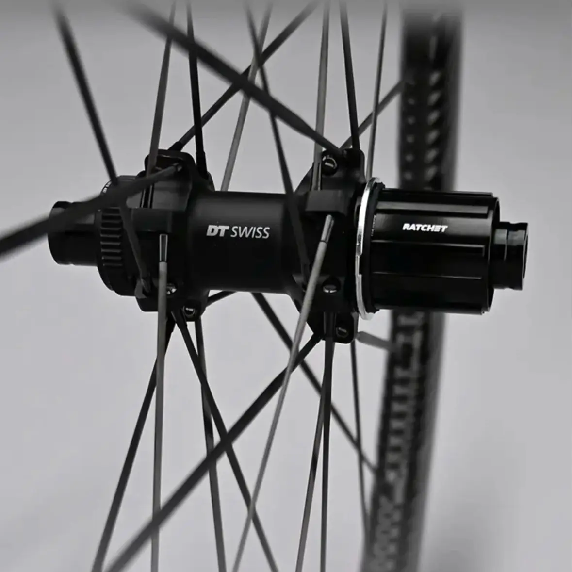 Набор карбоновых колес SUPERTEAM EVO 1380G, дисковый тормоз, дорожный велосипед, велосипедный DT SWISSHUB, 50 мм, качественный карбоновый обод UCI, центральный замок тормоза
Набор карбоновых колес SUPERTEAM EVO 1380G, дисковый тормоз, дорожный велосипед, велосипедный DT SWISSHUB, 50 мм, качественный карбоновый обод UCI, центральный замок тормоза