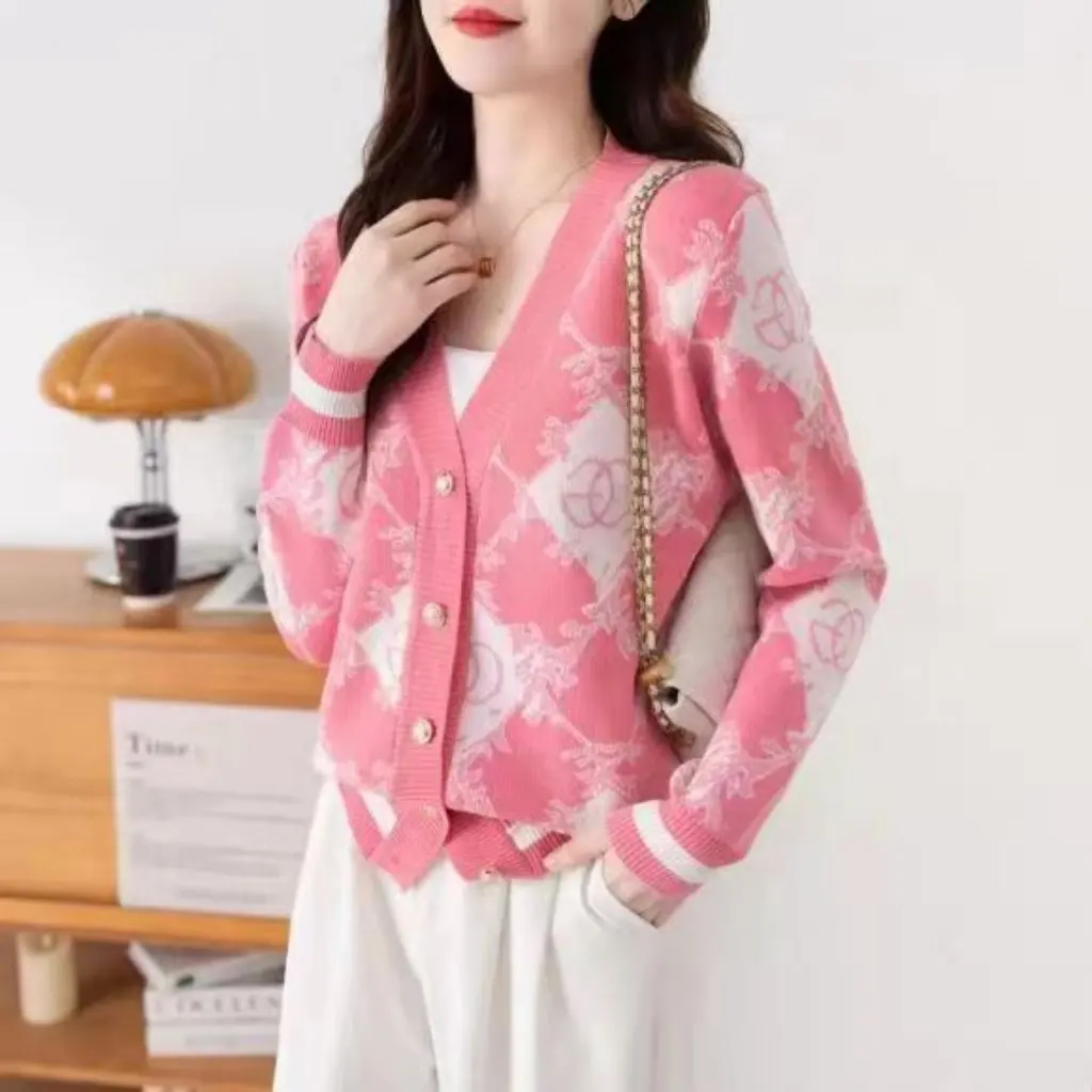 Women's Slimming Knitted Sweater Cardigan Style European Fashion Brand Design All-match Age-reducing Jacket Top
Women's Slimming Knitted Sweater Cardigan Style European Fashion Brand Design All-match Age-reducing Jacket Top
