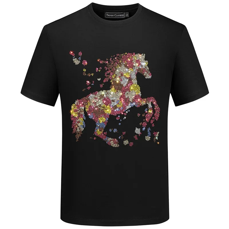 Plus Size 2025 Horse Diamonds T Shirts Men Fashion Streetwear O Neck Short Sleeve Slim Mercerized Cotton Tops Mens Clothing
Plus Size 2025 Horse Diamonds T Shirts Men Fashion Streetwear O Neck Short Sleeve Slim Mercerized Cotton Tops Mens Clothing