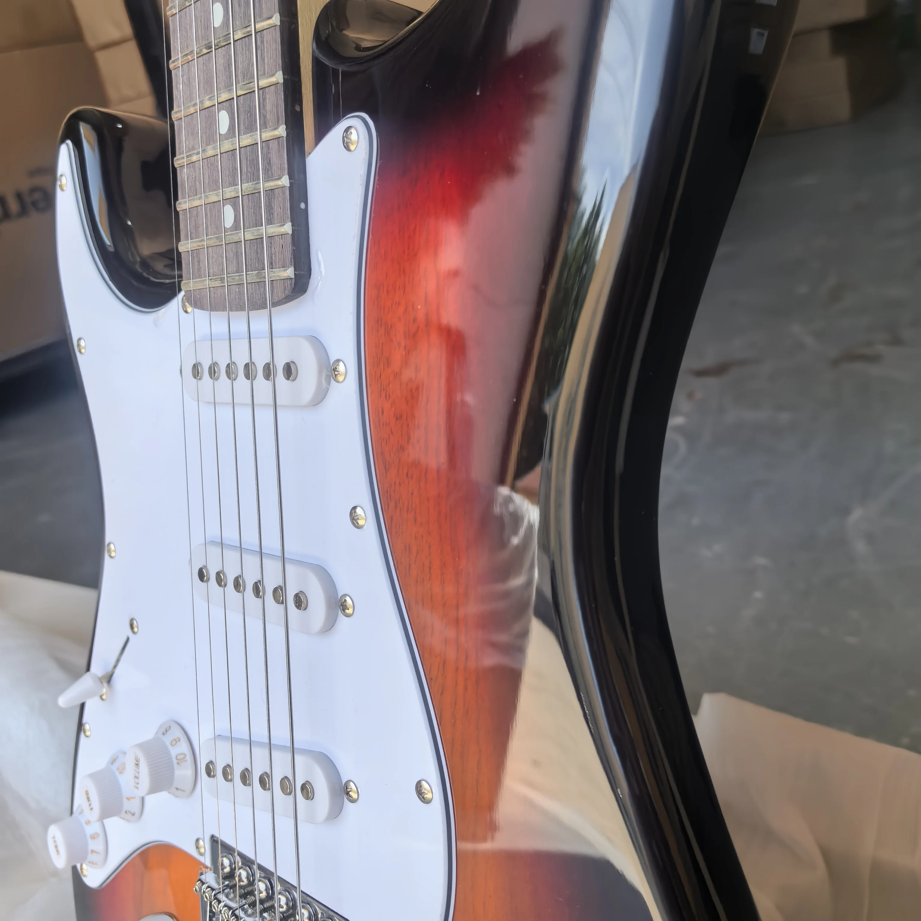Left-hand 6-string electric guitar, sunset color, 22 frets, rosewood body, with white protective plate, in stock!
Left-hand 6-string electric guitar, sunset color, 22 frets, rosewood body, with white protective plate, in stock!