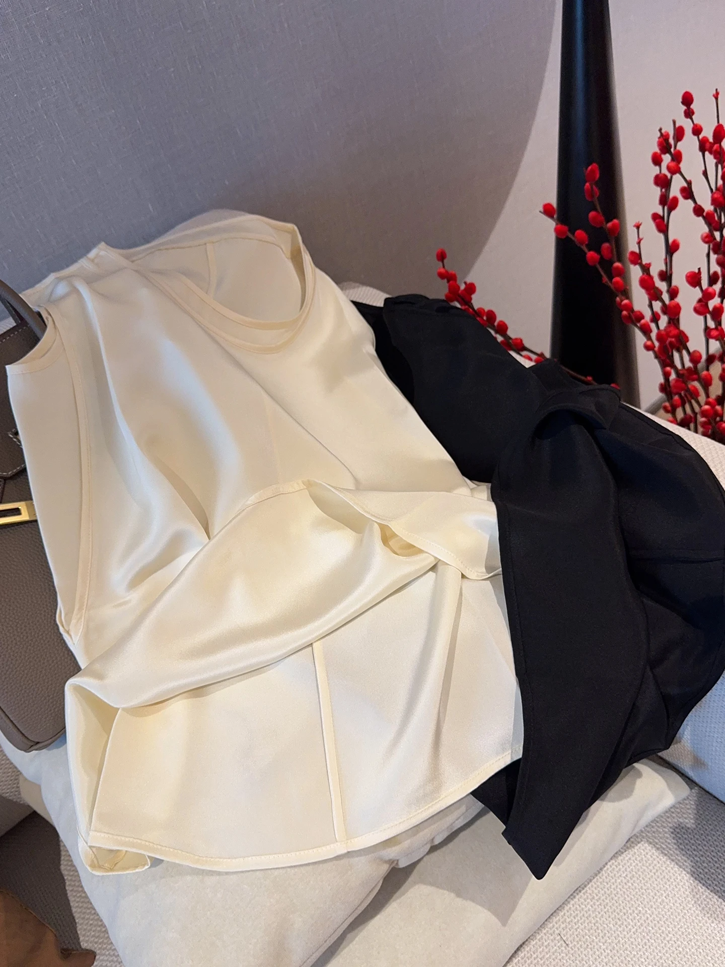 Silk Vest Women's Sleeveless round Neck Double Layer Neckline Breathable Summer Lightweight Commuting Simple Elegance Inner Wear
Silk Vest Women's Sleeveless round Neck Double Layer Neckline Breathable Summer Lightweight Commuting Simple Elegance Inner Wear
