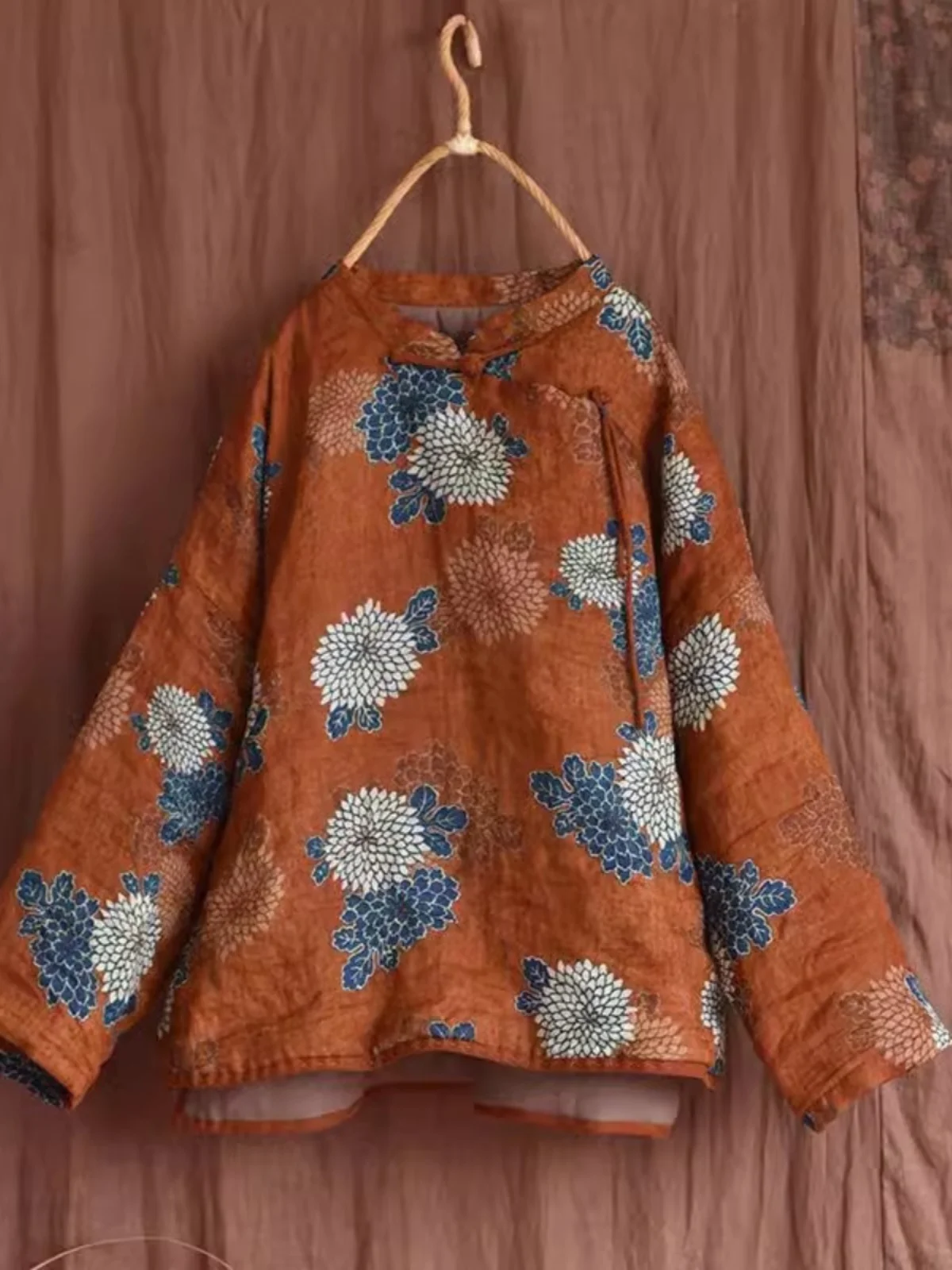 Женская теплая хлопковая куртка в китайском стиле с воротником-стойкой и боковыми пуговицами, ретро-дизайн, свободный крой, длинный рукав, для повседневной носки
Женская теплая хлопковая куртка в китайском стиле с воротником-стойкой и боковыми пуговицами, ретро-дизайн, свободный крой, длинный рукав, для повседневной носки