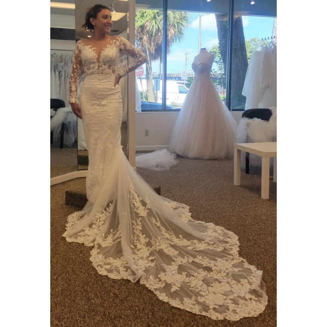 Custom Long Sleeve Illusion Neck Mermaid Wedding Dress with Floral Lace Court Train Bridal Gown for Women
Custom Long Sleeve Illusion Neck Mermaid Wedding Dress with Floral Lace Court Train Bridal Gown for Women