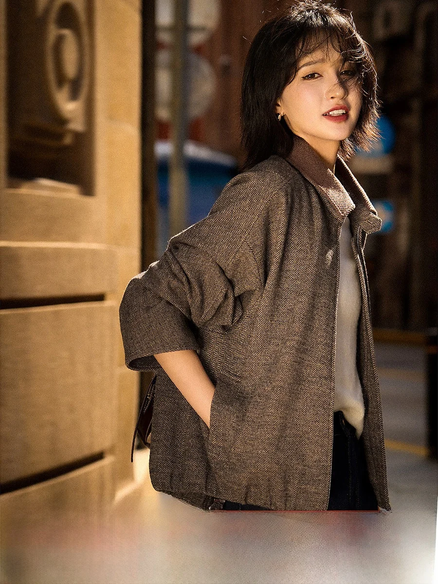 Xhange Quali Woolen ort Jaet Women's New Sle Flip Collar Silhouette Vintage Pattern Night Talk by the Fireplace
Xhange Quali Woolen ort Jaet Women's New Sle Flip Collar Silhouette Vintage Pattern Night Talk by the Fireplace