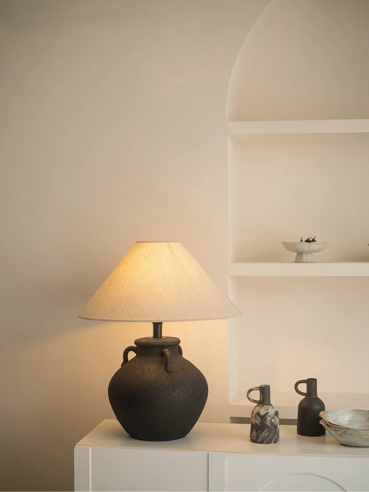 Wabi-sabi style handmade clay pot table lamp retro simple Zen B&B restaurant model room bedroom atmosphere sense decorative lamp
Wabi-sabi style handmade clay pot table lamp retro simple Zen B&B restaurant model room bedroom atmosphere sense decorative lamp